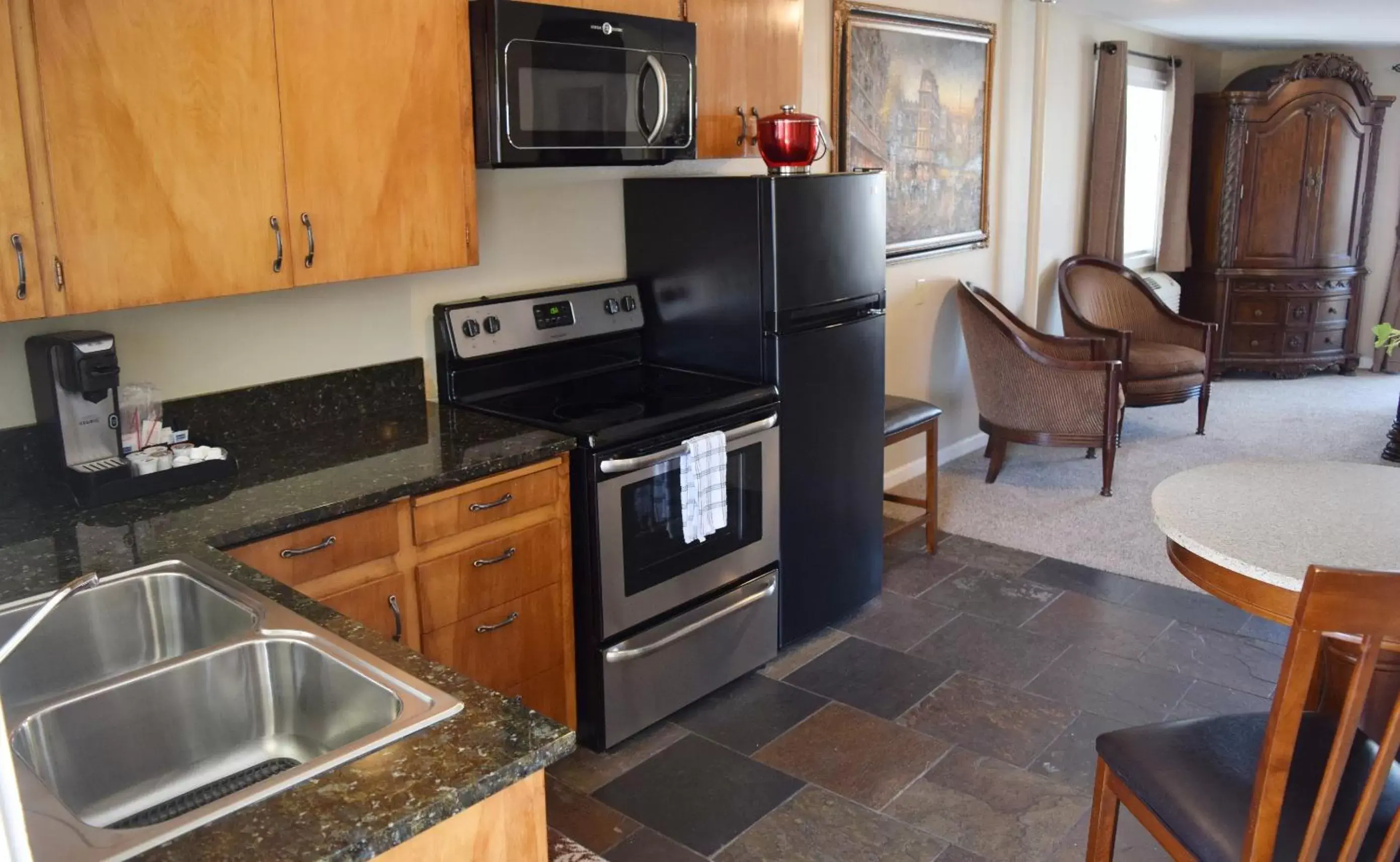 Living room, Kitchen/Kitchenette in Silverton Inn & Suites