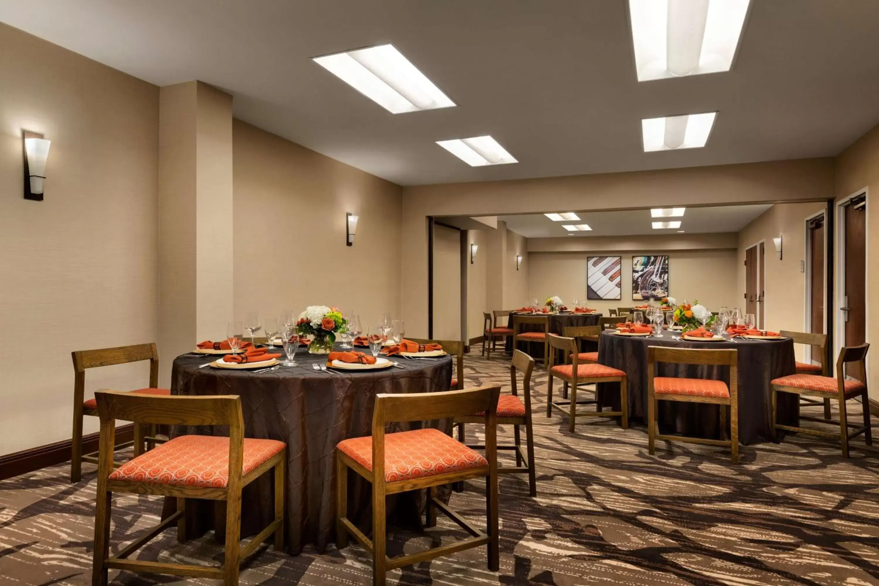 Dining area, Restaurant/Places to Eat in Embassy Suites by Hilton Austin Downtown South Congress
