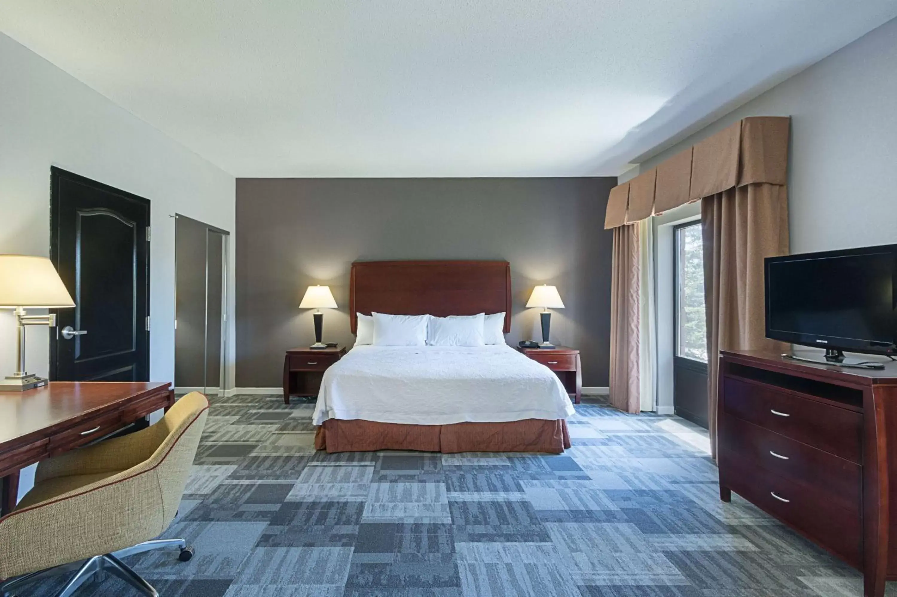 Bed in Hampton Inn and Suites Indianapolis/Brownsburg