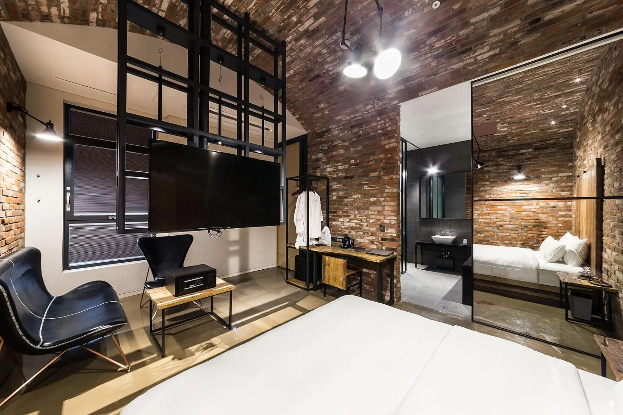 Bedroom, TV/Entertainment Center in Hotel The Artist Dongdaemun