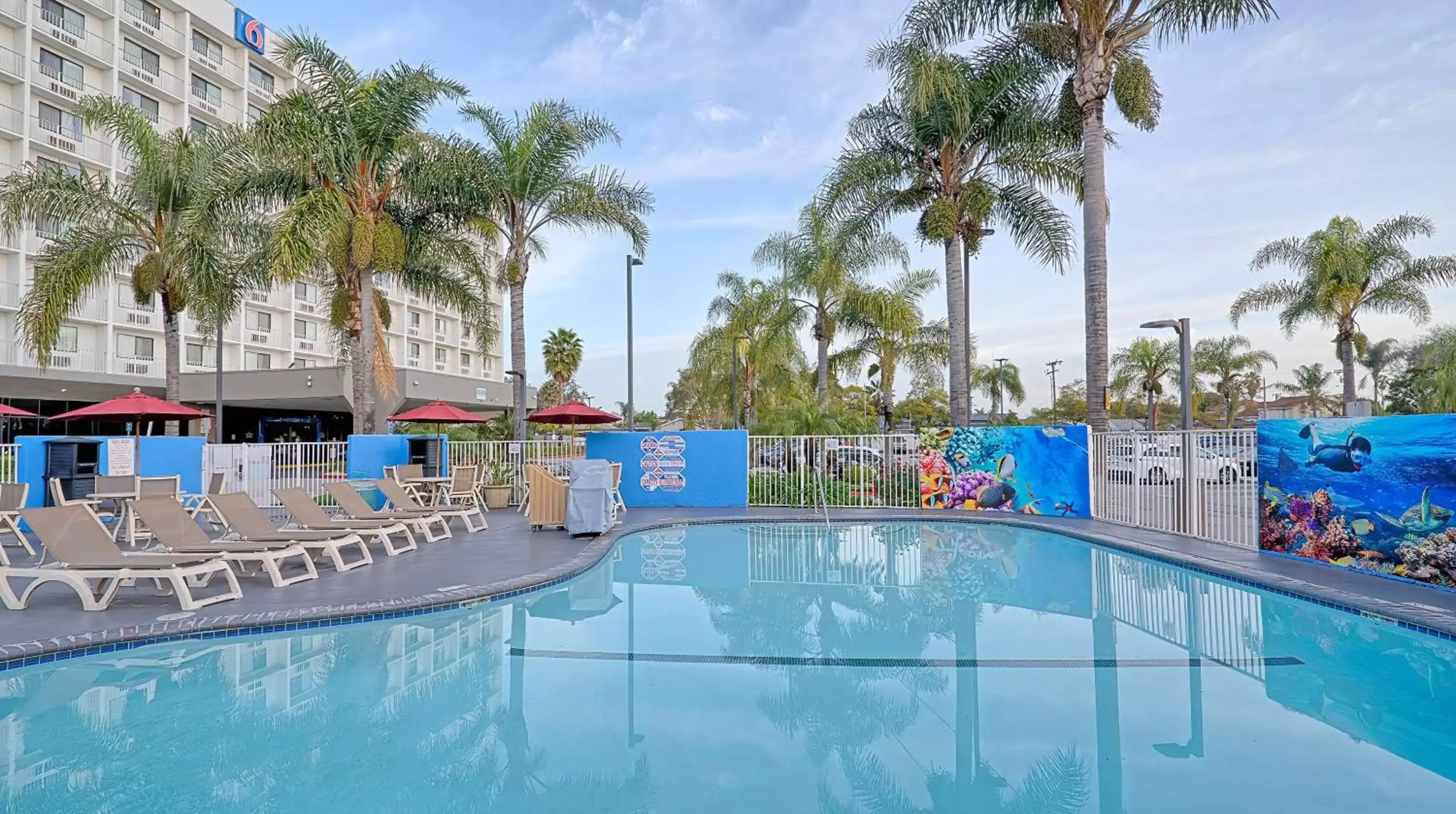 Pool view, Swimming Pool in Motel 6-Los Angeles, CA - Los Angeles - LAX