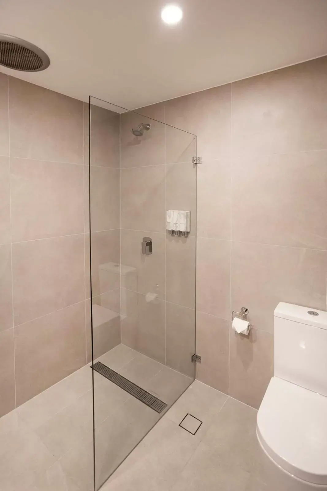 Shower, Bathroom in Mantra Bathurst