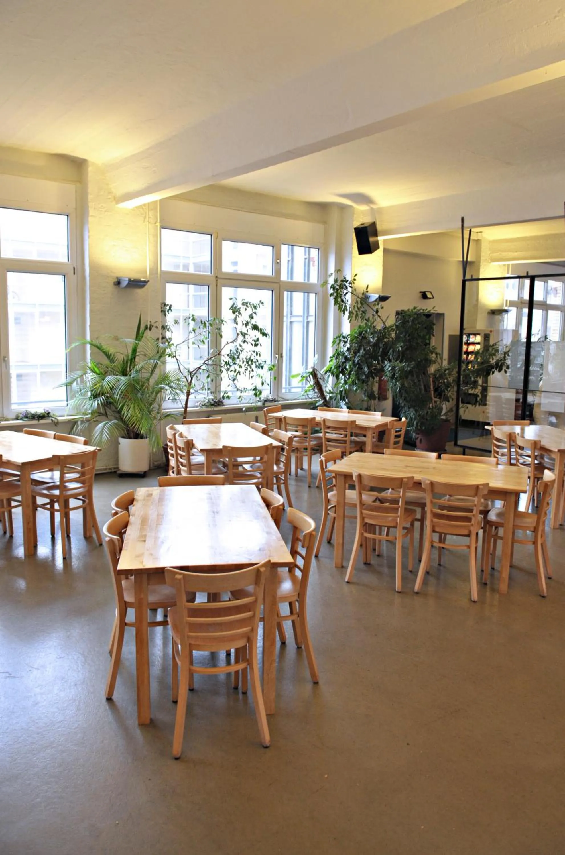 Restaurant/places to eat in Hotel Transit Loft