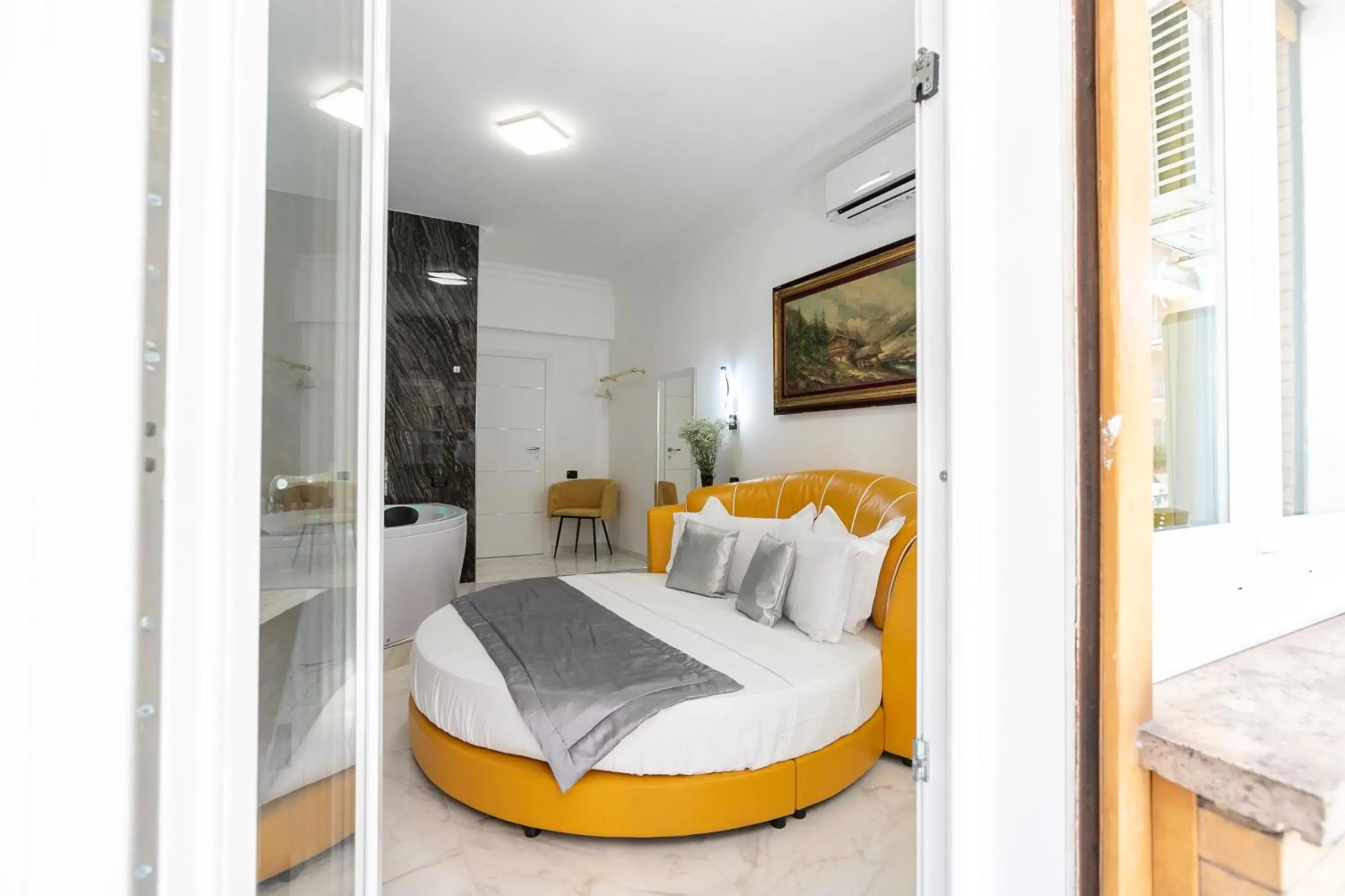 Hot Tub, Bed in Gregorio VII Luxury Suites San Damaso