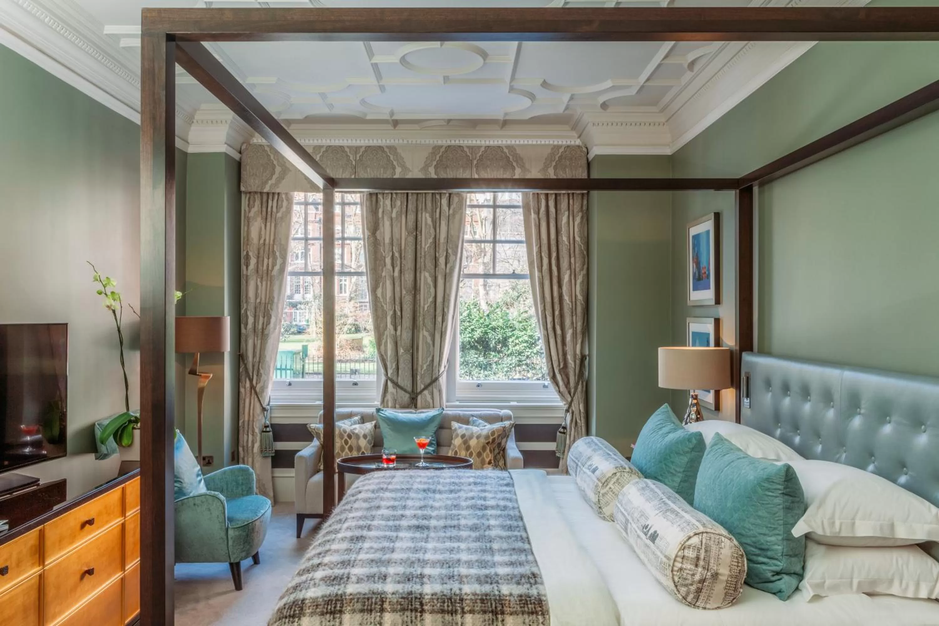 Photo of the whole room, Bed in 11 Cadogan Gardens and The Apartments by Iconic Luxury Hotels