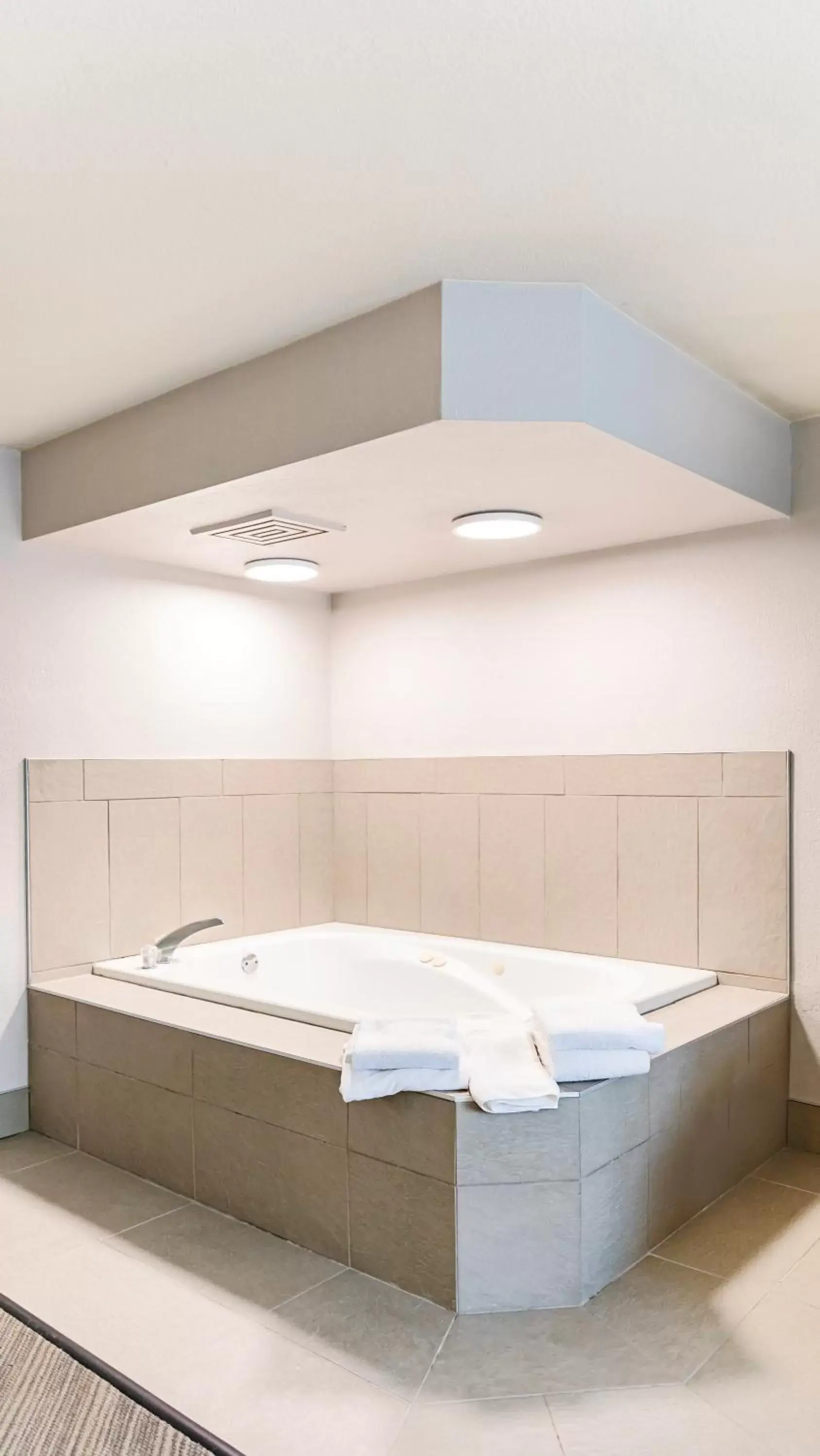Hot Tub, Bathroom in Country Inn & Suites by Radisson, Appleton, WI
