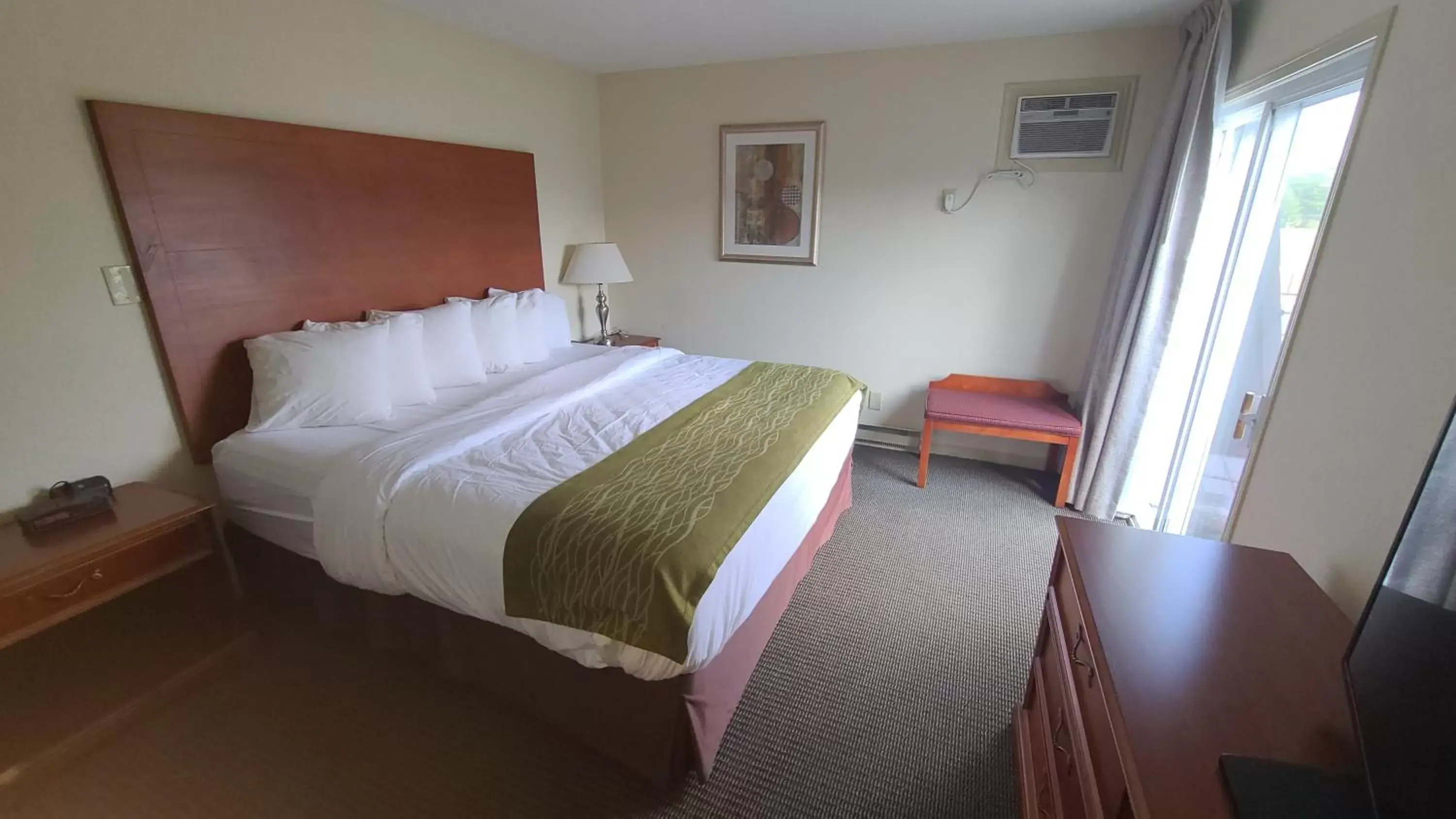 Bed in Travelodge by Wyndham Gananoque