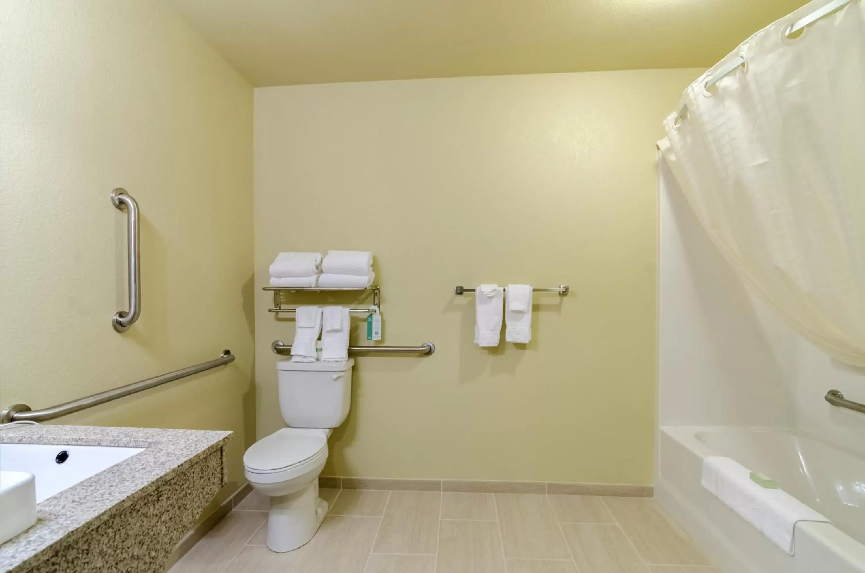 Bathroom in Cobblestone Inn & Suites - Oberlin