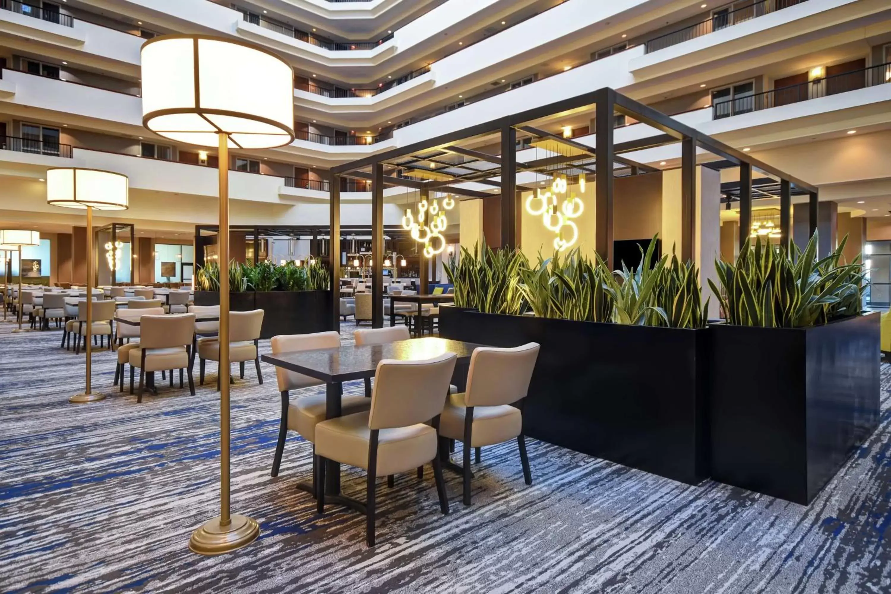 Lobby or reception, Lounge/Bar in Embassy Suites Montgomery - Hotel & Conference Center