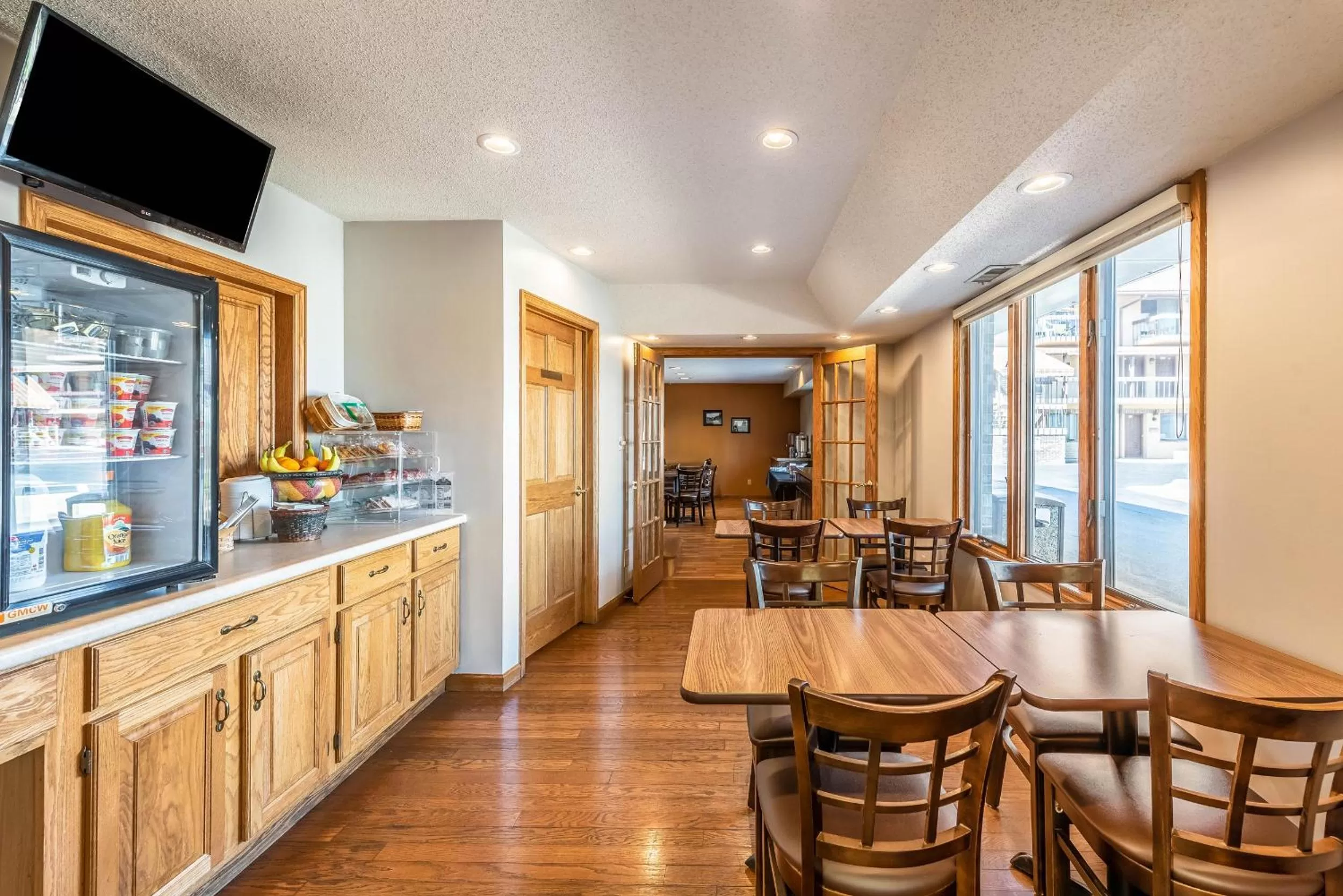 Continental breakfast in Americas Best Value Inn St. Marys