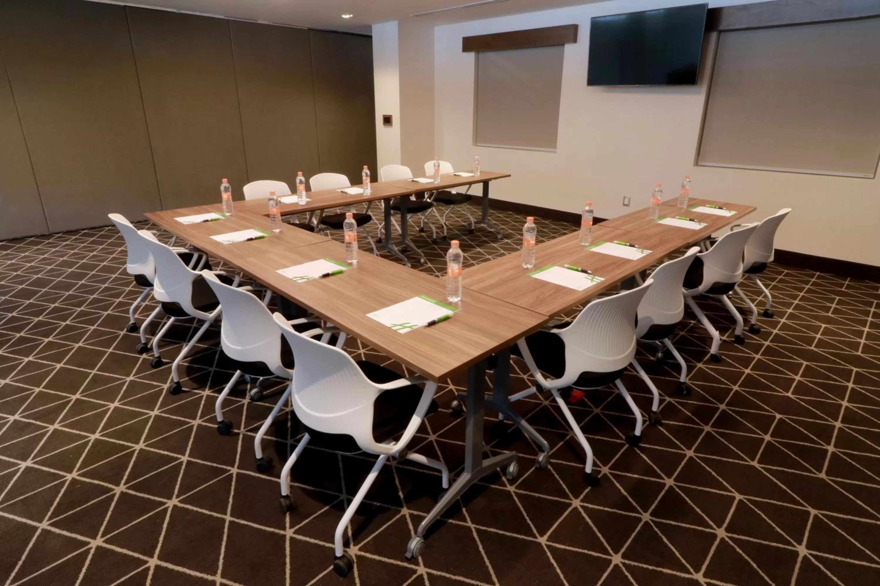 Meeting/conference room in Holiday Inn & Suites Monterrey Apodaca Zona Airport, an IHG hotel