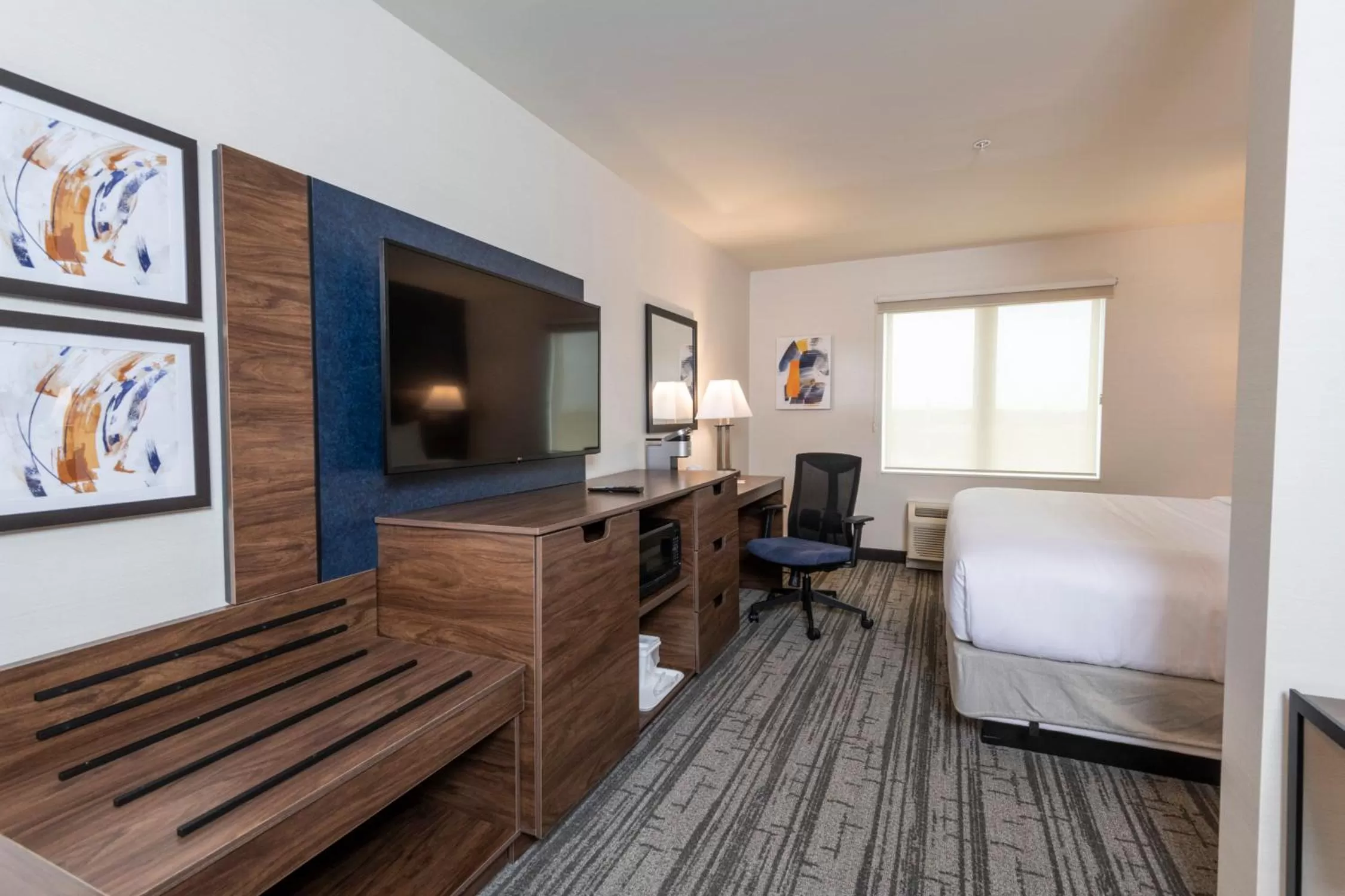 Photo of the whole room, Bed in Comfort Inn & Suites