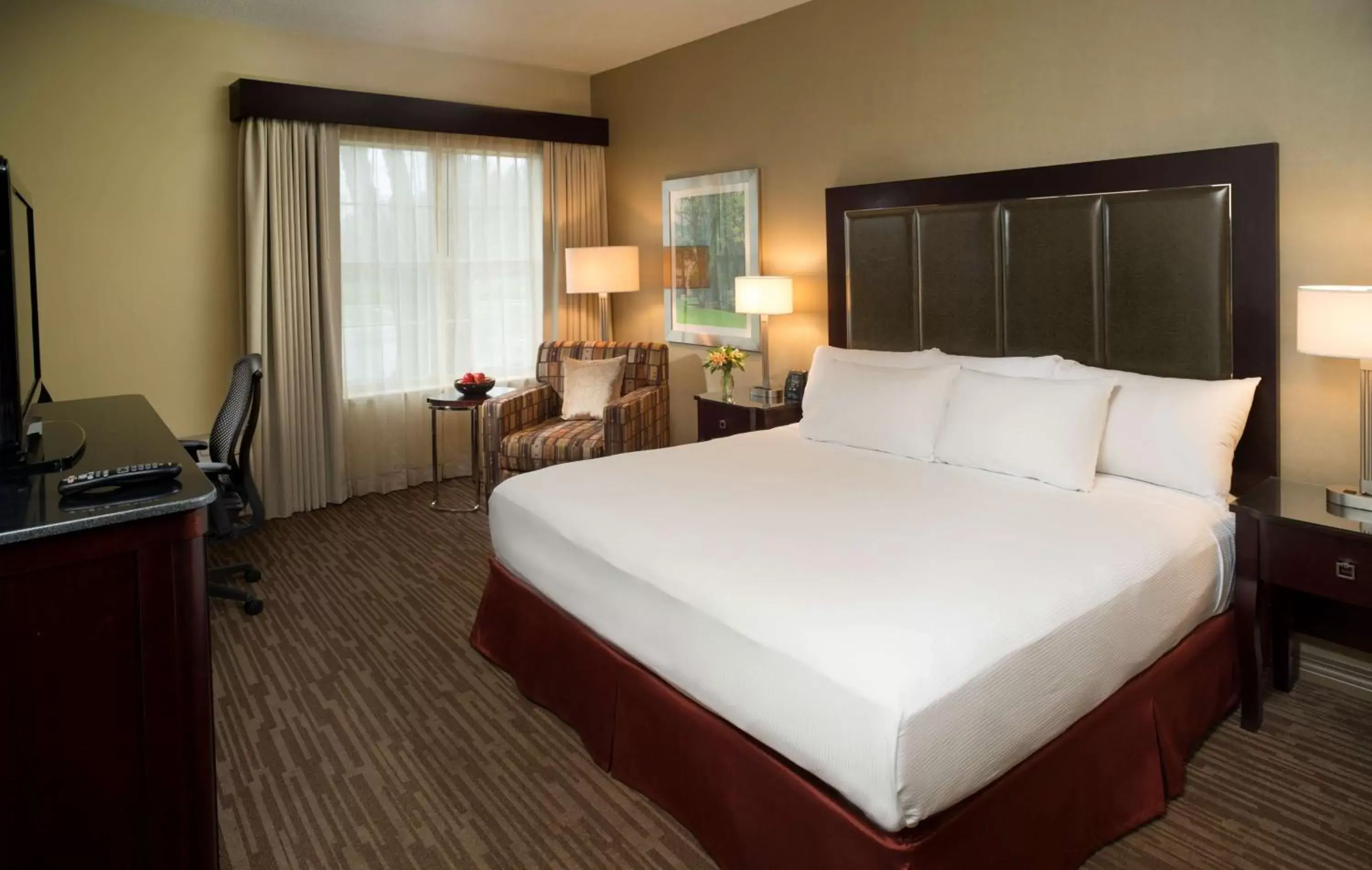 Bedroom, Bed in DoubleTree by Hilton Raleigh Durham Airport at Research Triangle Park