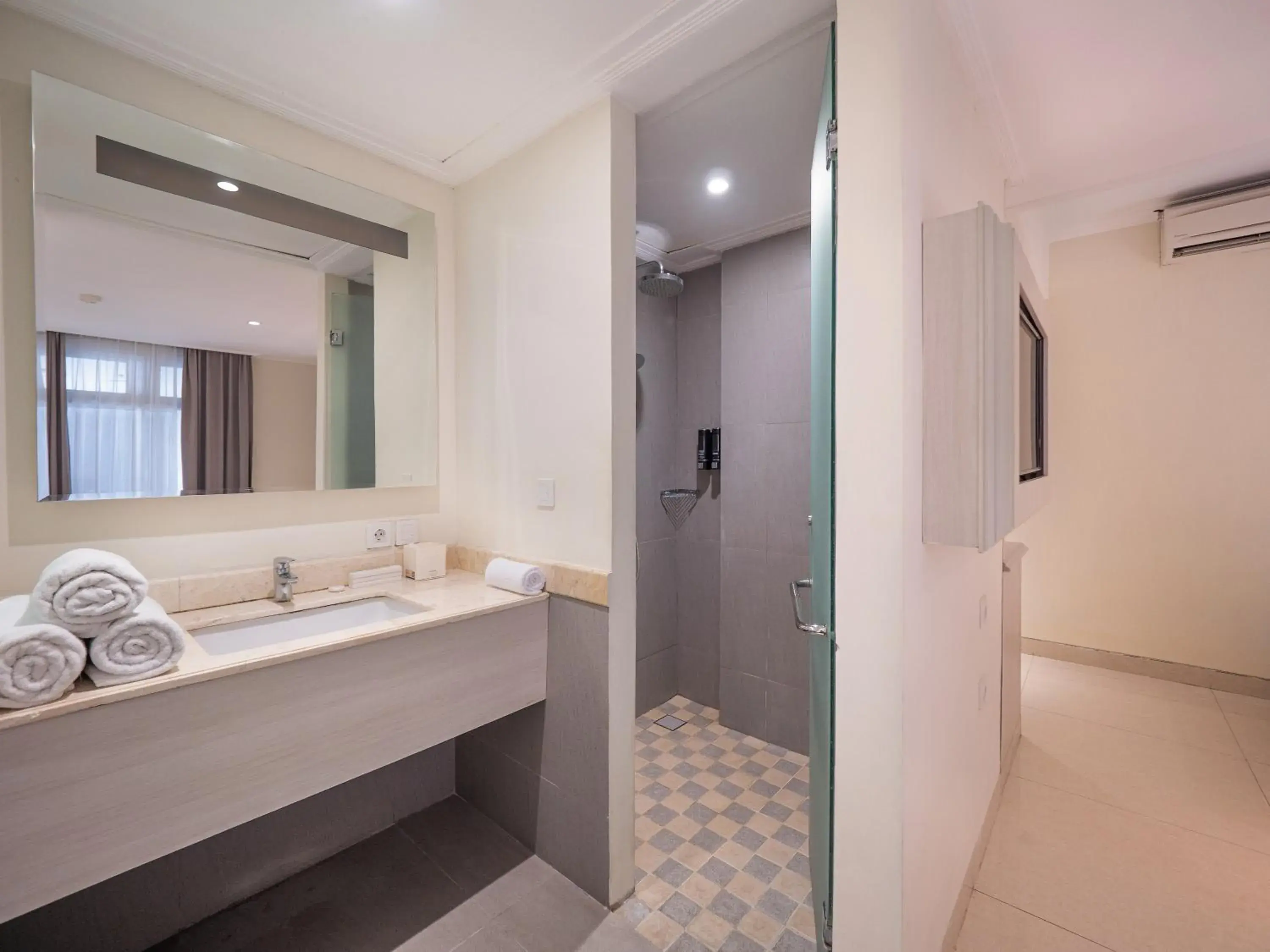 Shower, Bathroom in Alron Hotel Kuta Powered by Archipelago