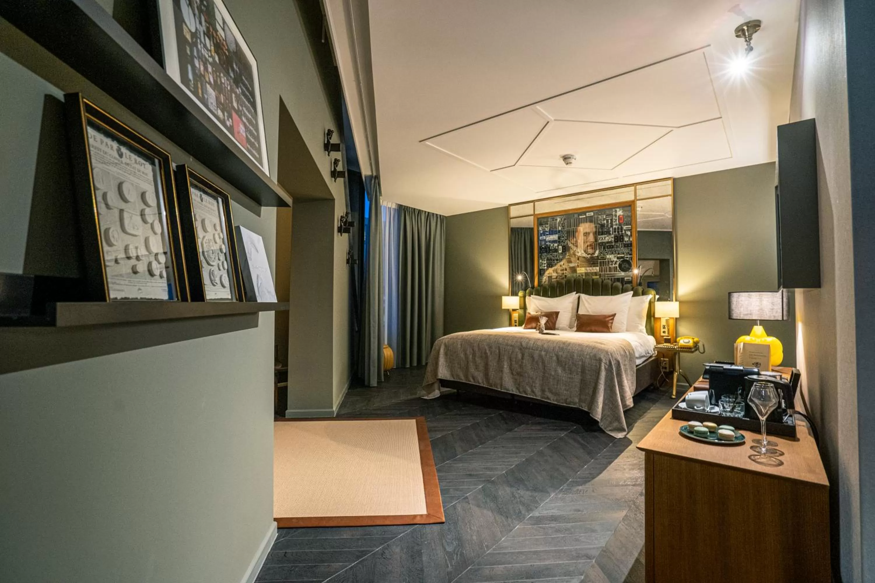 Photo of the whole room, Bed in The Collector