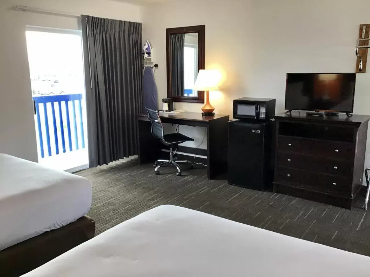 TV and multimedia, Bed in Howard Johnson by Wyndham Spokane