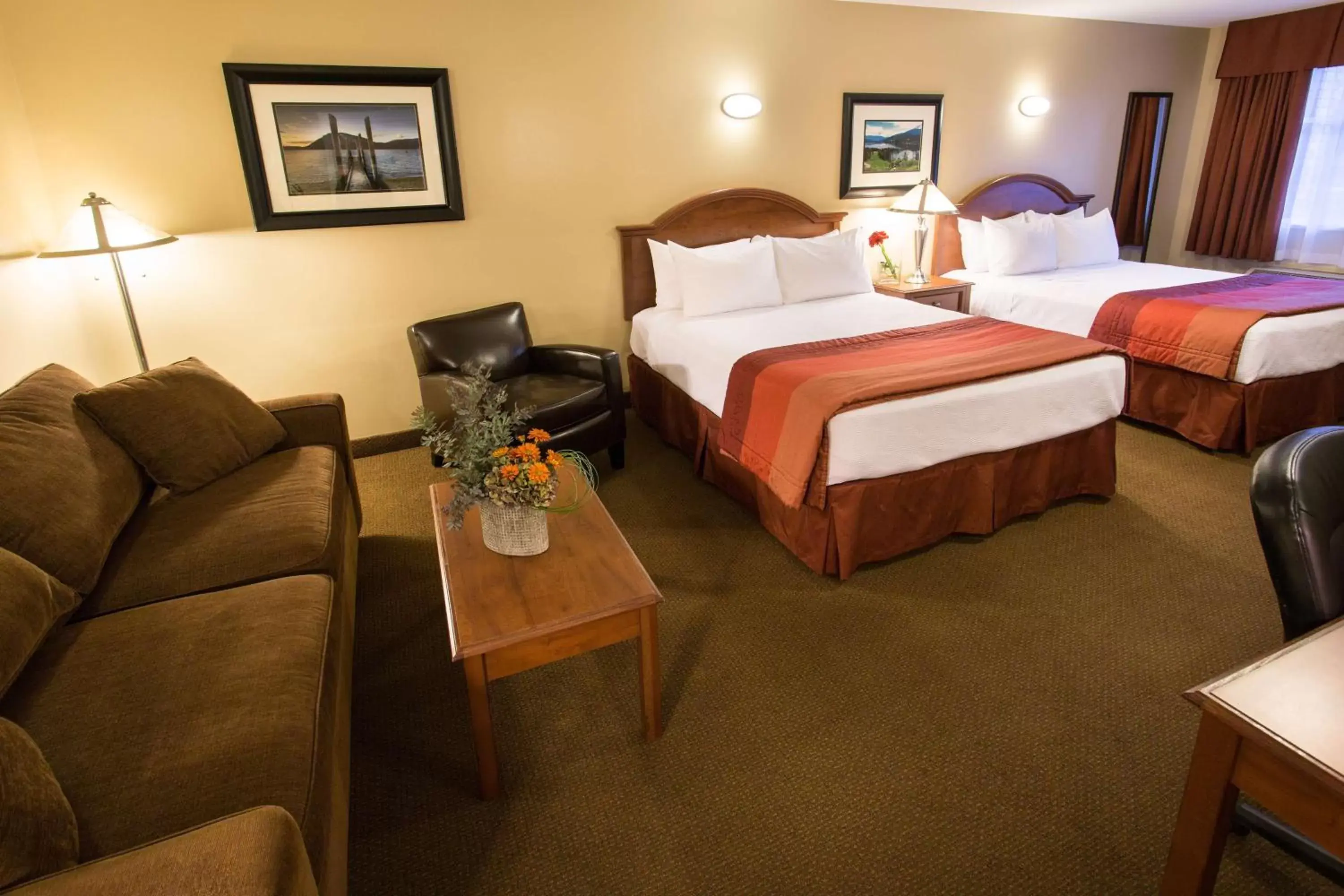 Photo of the whole room, Bed in Best Western Sicamous Inn