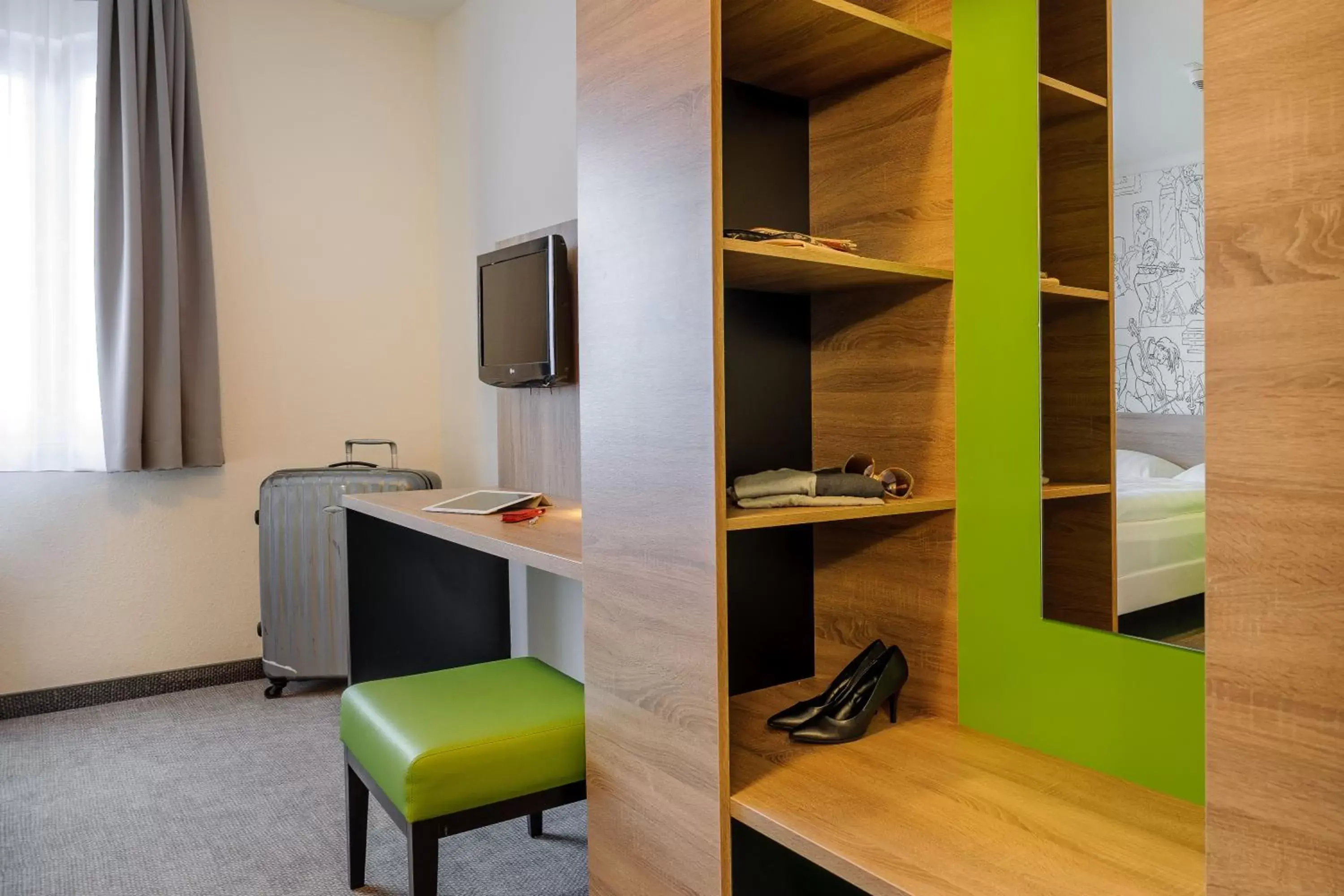 Photo of the whole room, TV/Entertainment Center in ibis Styles Halle