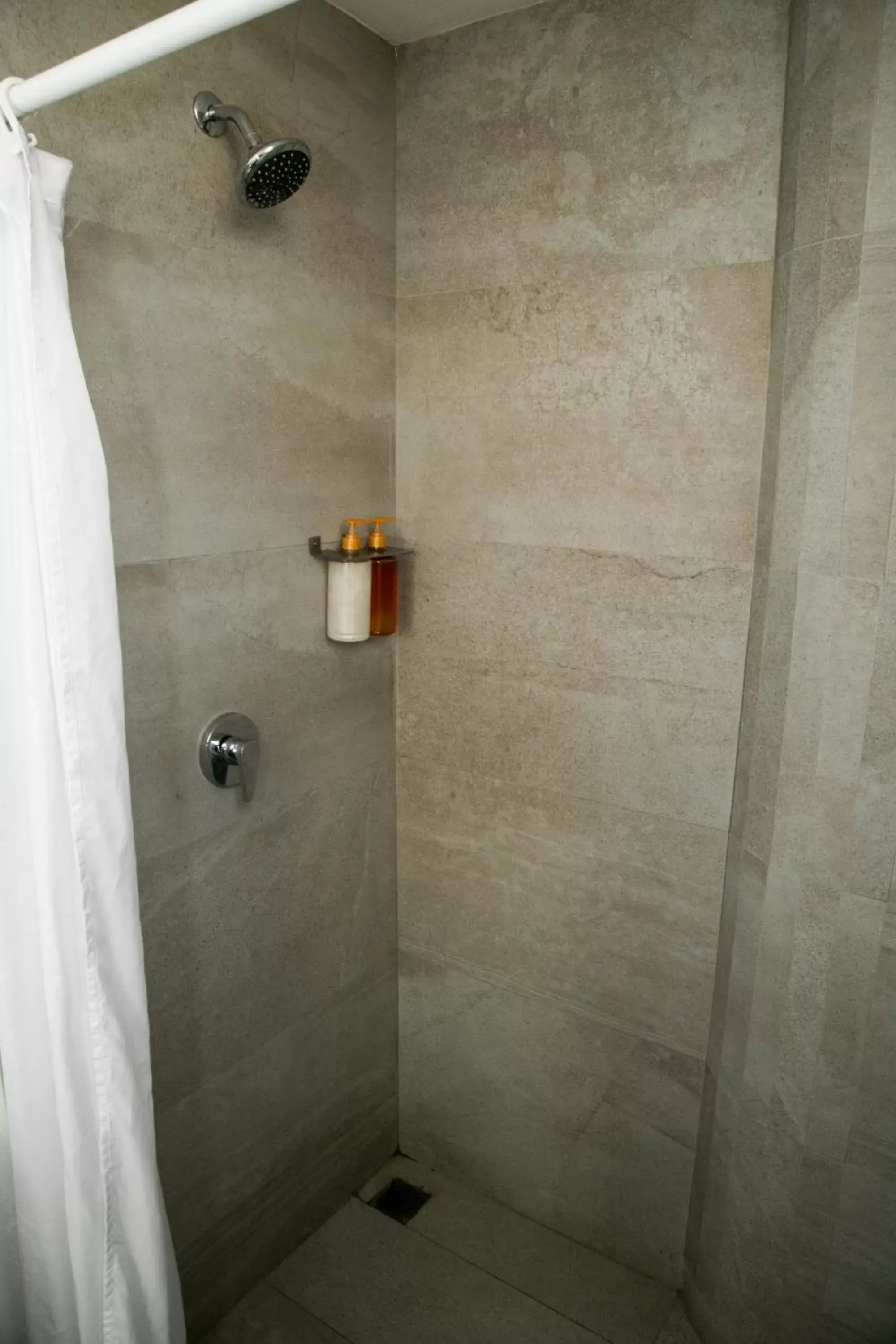 Shower, Bathroom in Booking 500