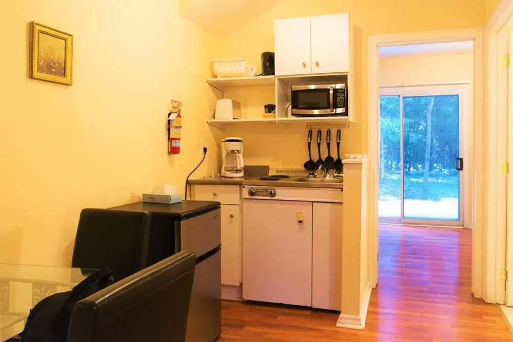 Kitchen/Kitchenette in Chalet Beaconsfield Motel