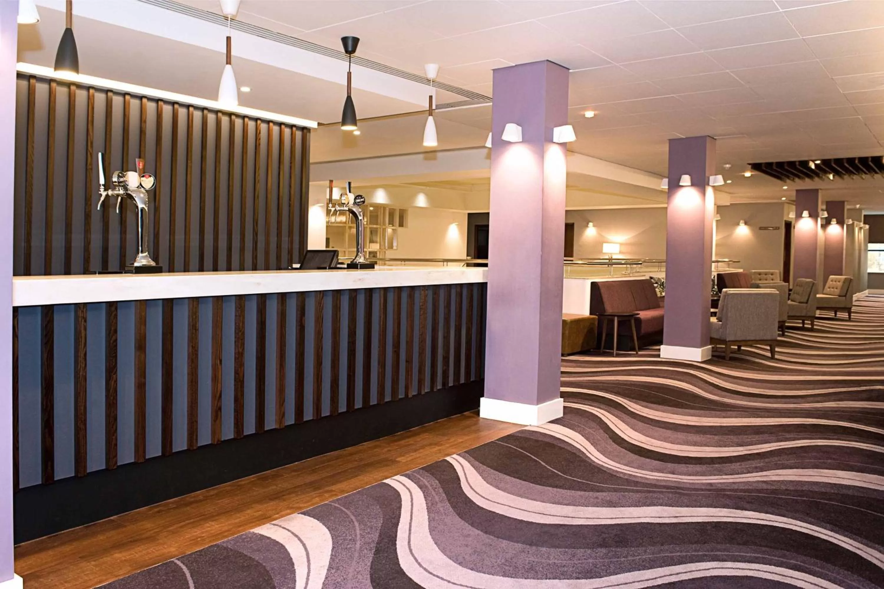Lounge or bar in Sandman Signature London Gatwick Hotel