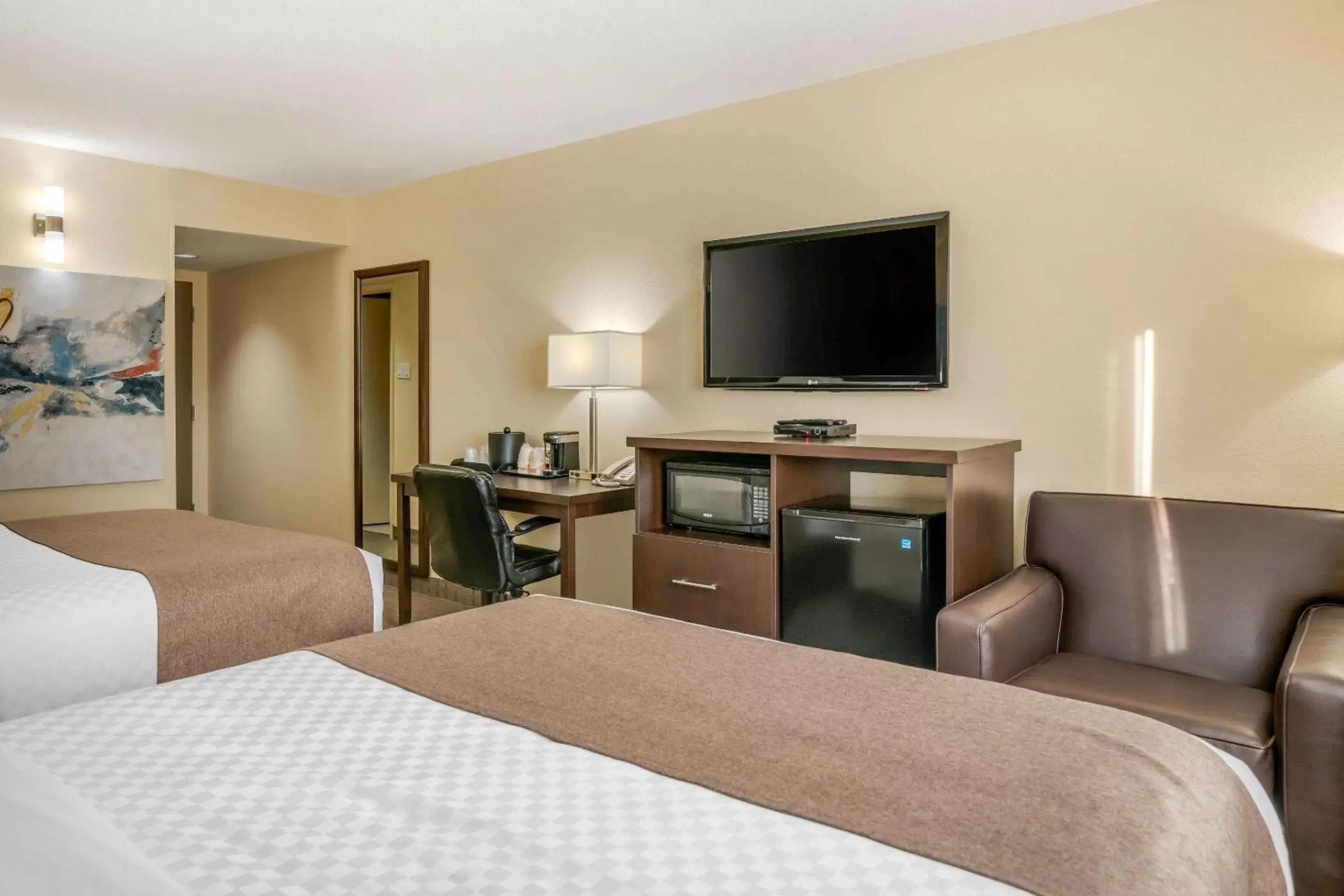 Photo of the whole room, Bed in Quality Inn & Suites