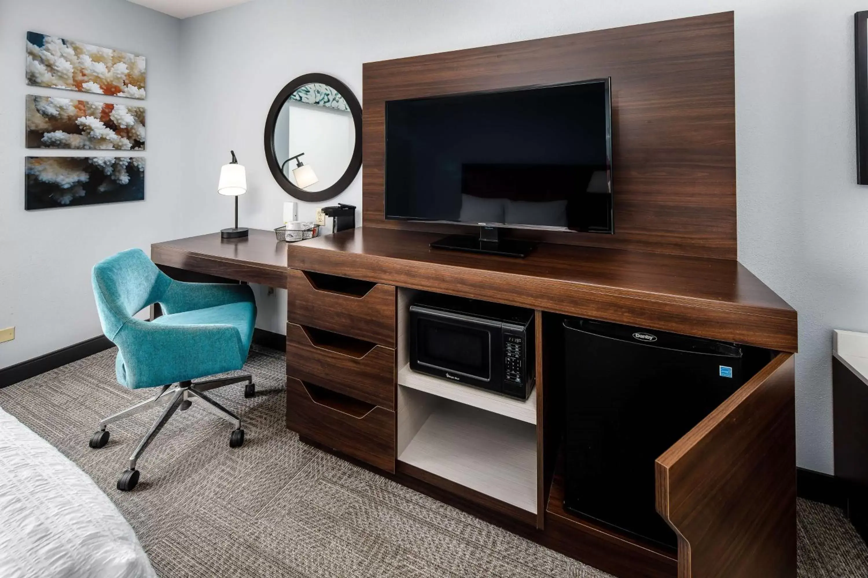 Bedroom, TV/Entertainment Center in Hampton Inn & Suites Navarre