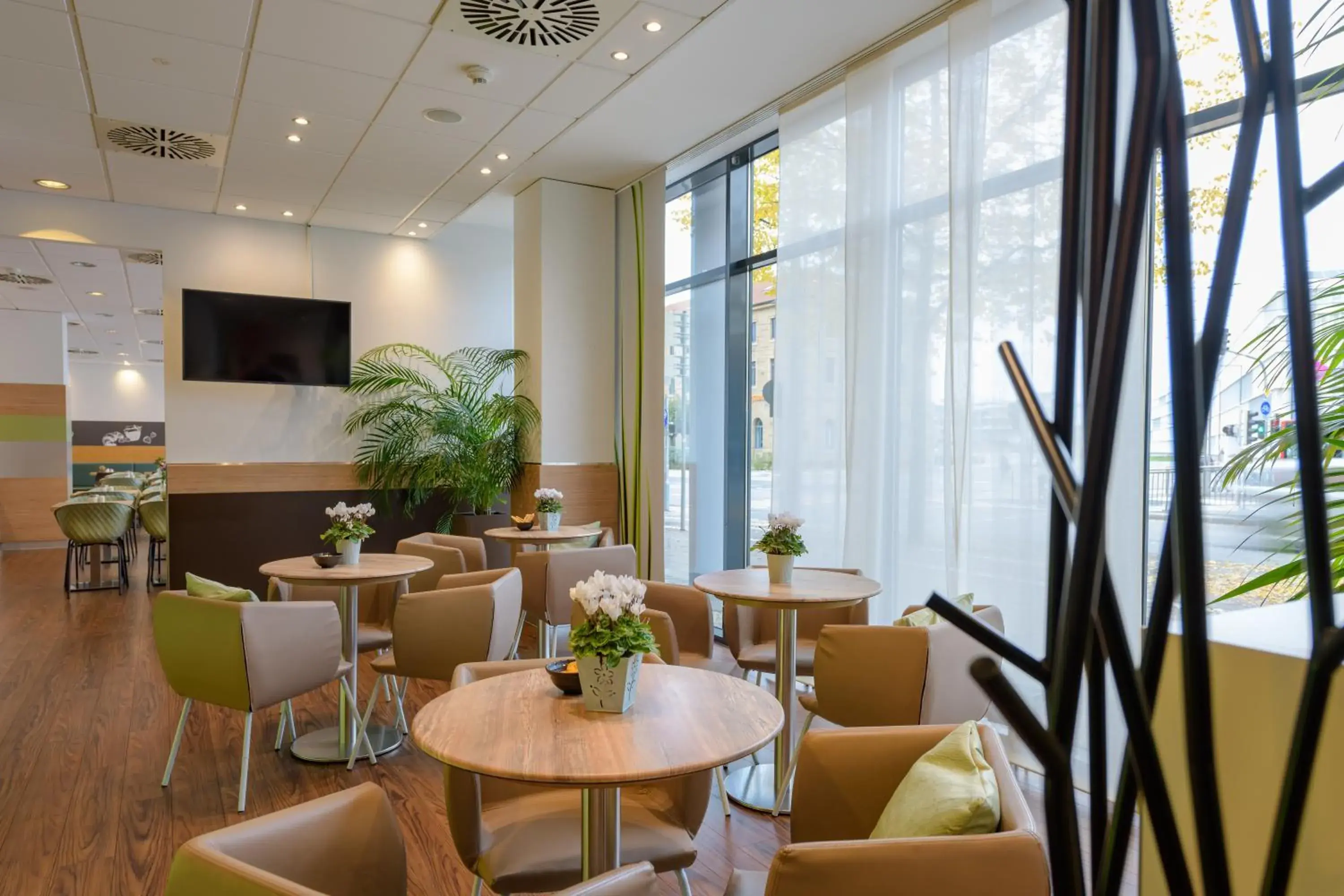 Communal lounge/ TV room, Lounge/Bar in ibis Heilbronn City