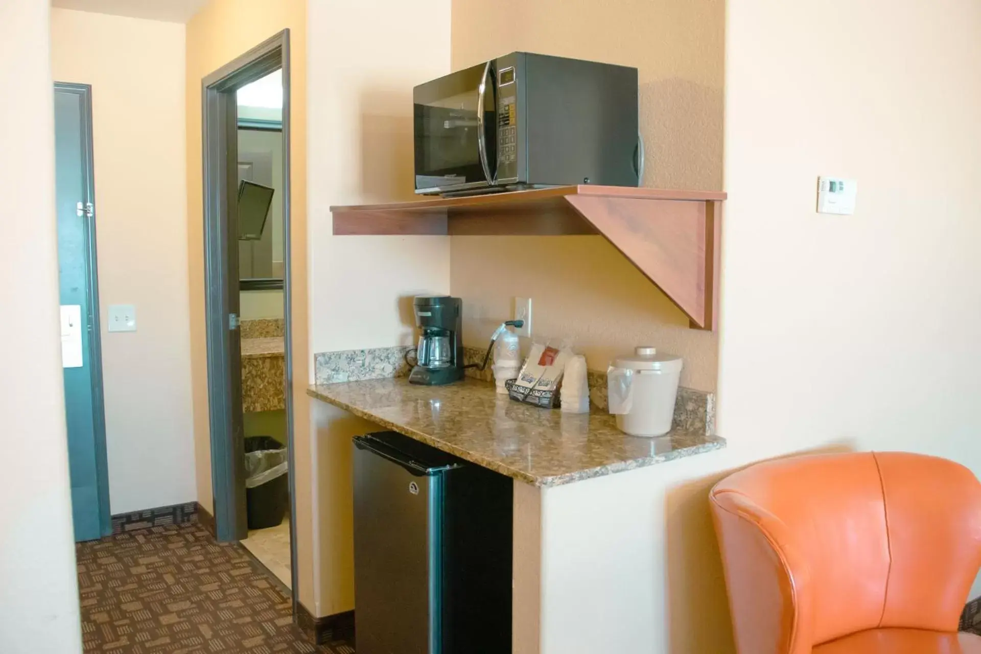 minibar, Kitchen/Kitchenette in Expressway Suites of Grand Forks