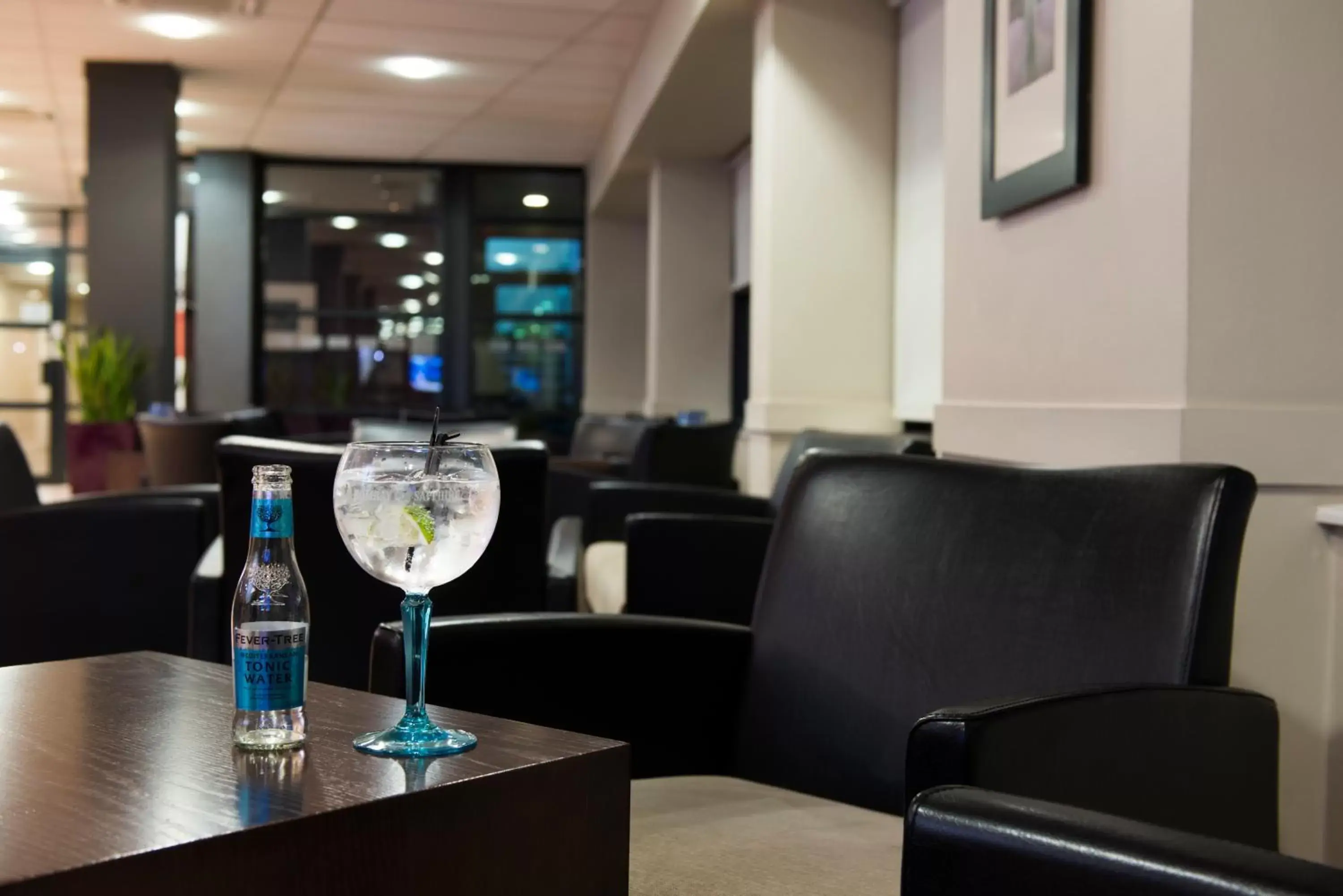 Lounge or bar in Holiday Inn Express Stirling, an IHG Hotel
