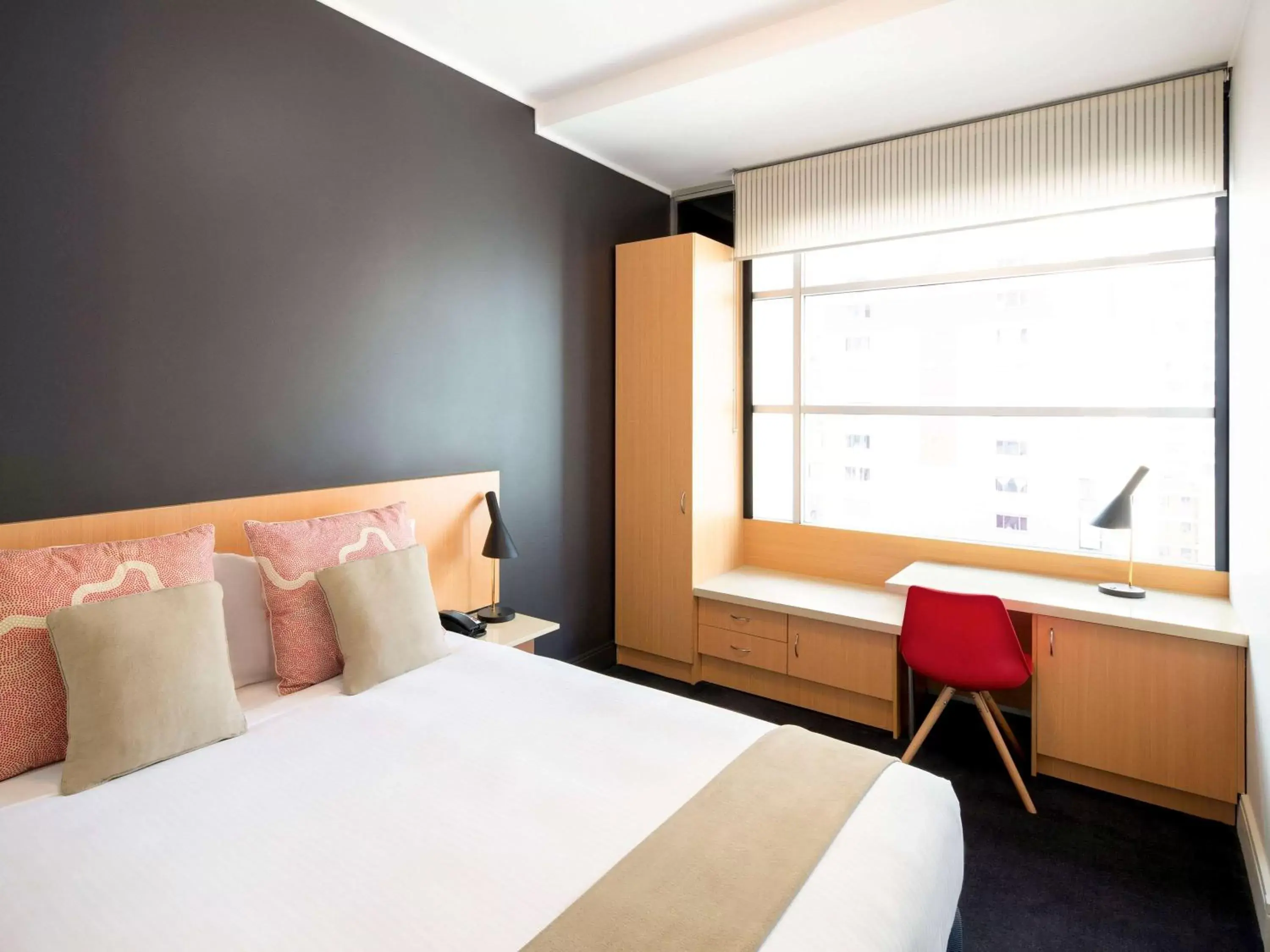 Photo of the whole room, Bed in ibis Sydney World Square