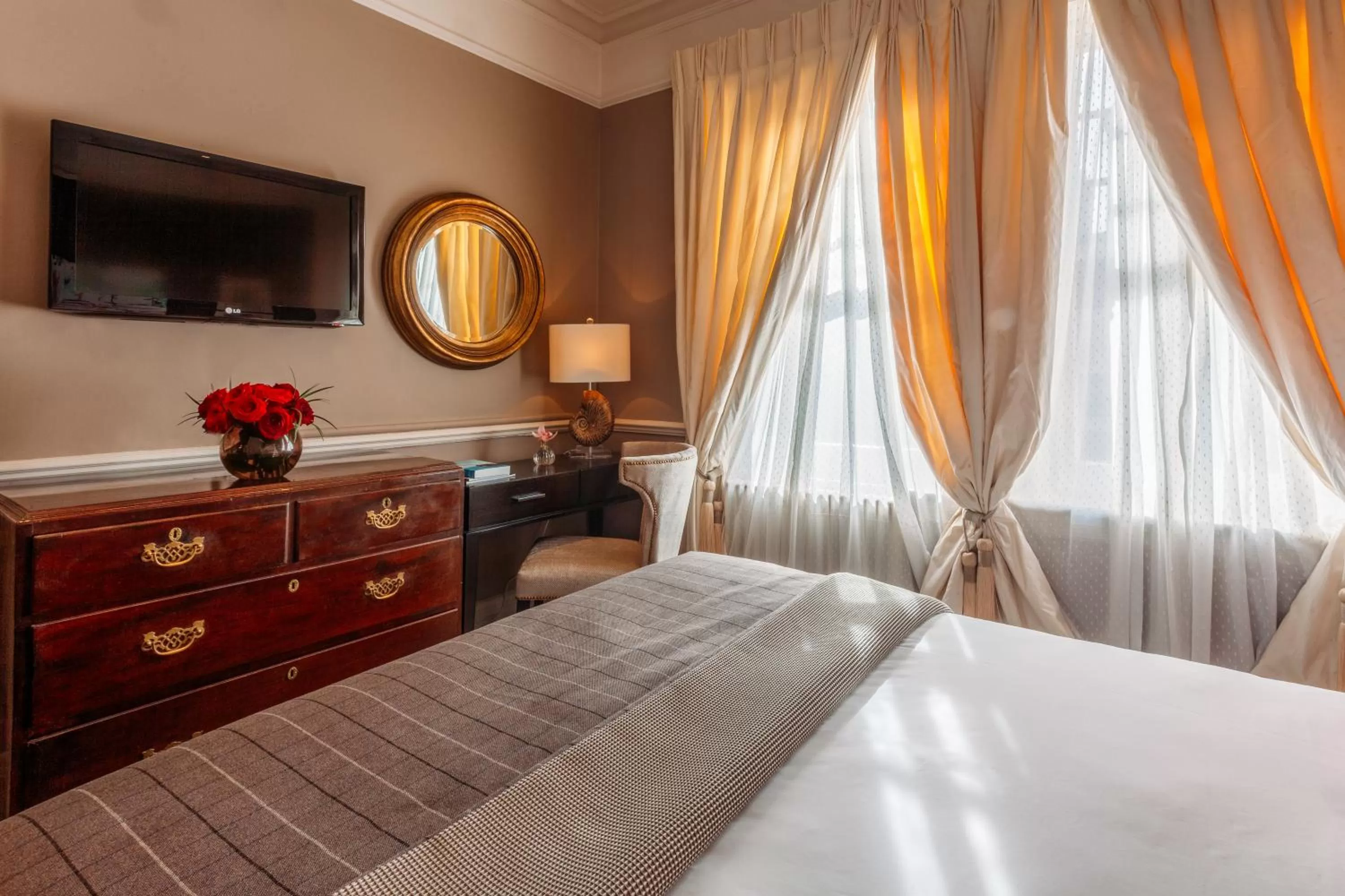 Bedroom, Bed in 11 Cadogan Gardens and The Apartments by Iconic Luxury Hotels