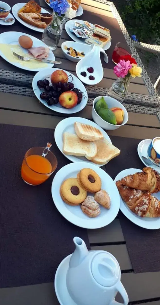 Breakfast in Hotel Ares