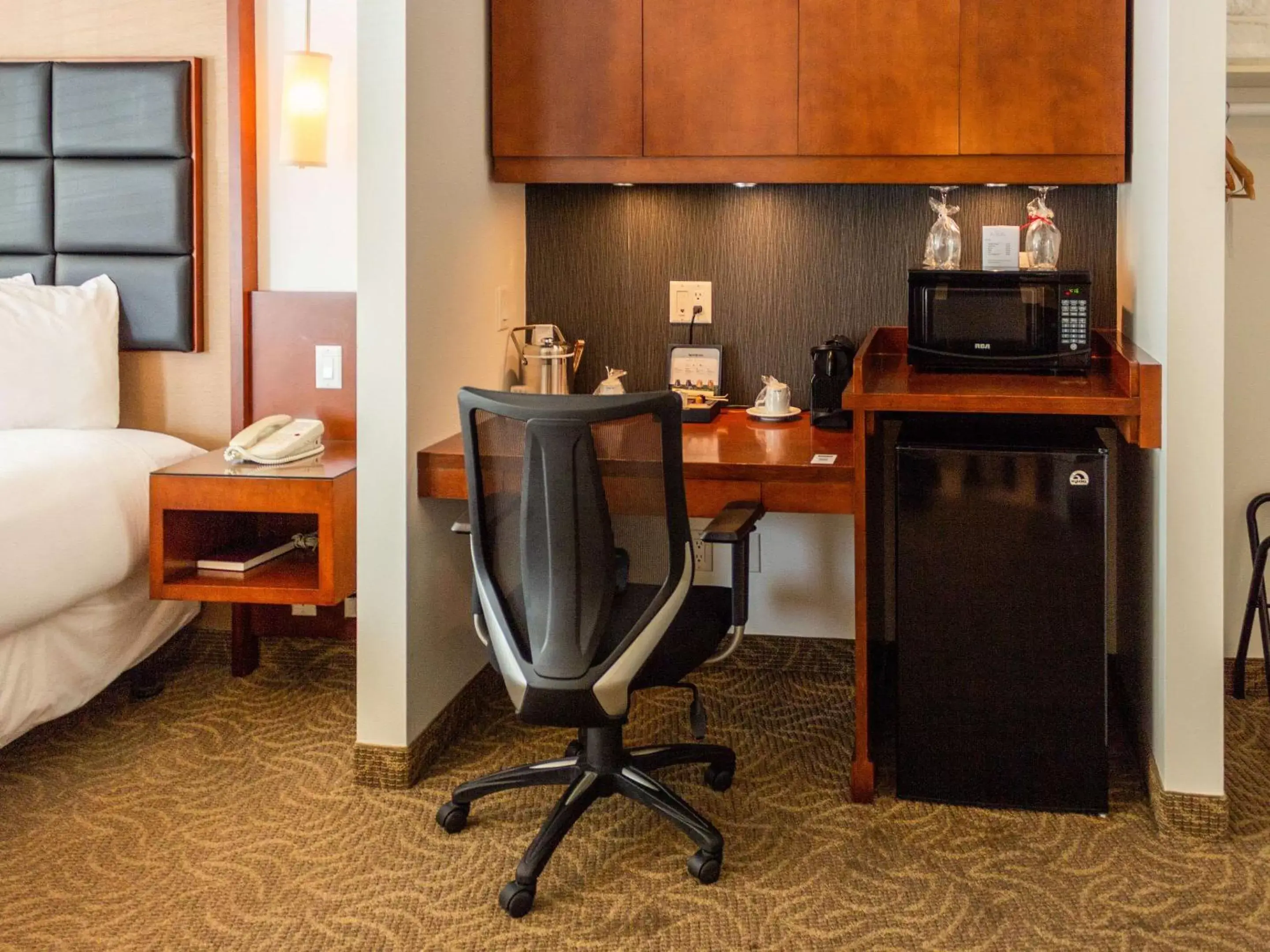 Photo of the whole room, Kitchen/Kitchenette in Hotel Penticton, Ascend Hotel Collection