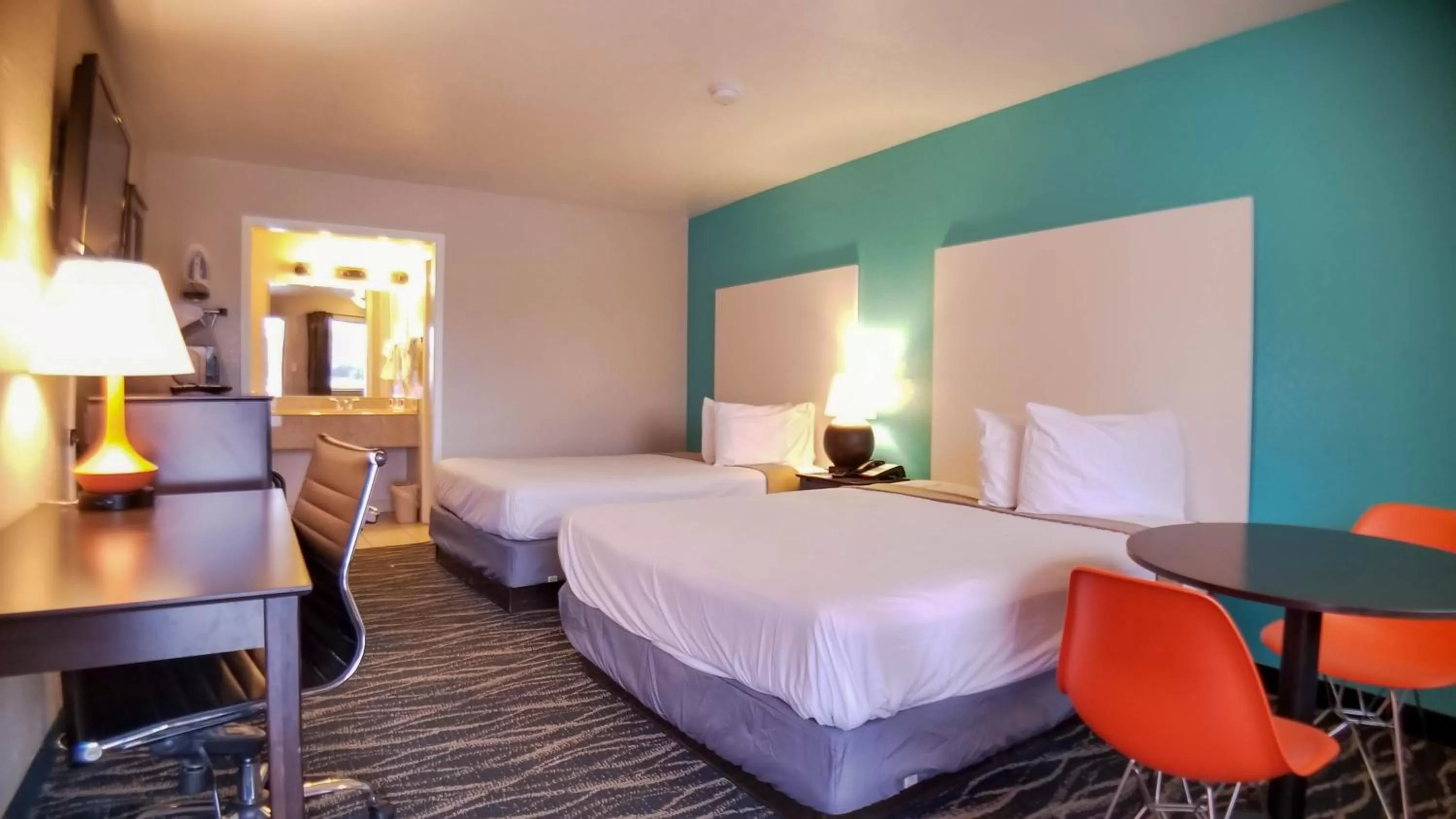 Photo of the whole room, Bed in Howard Johnson by Wyndham Houston Hobby Airport