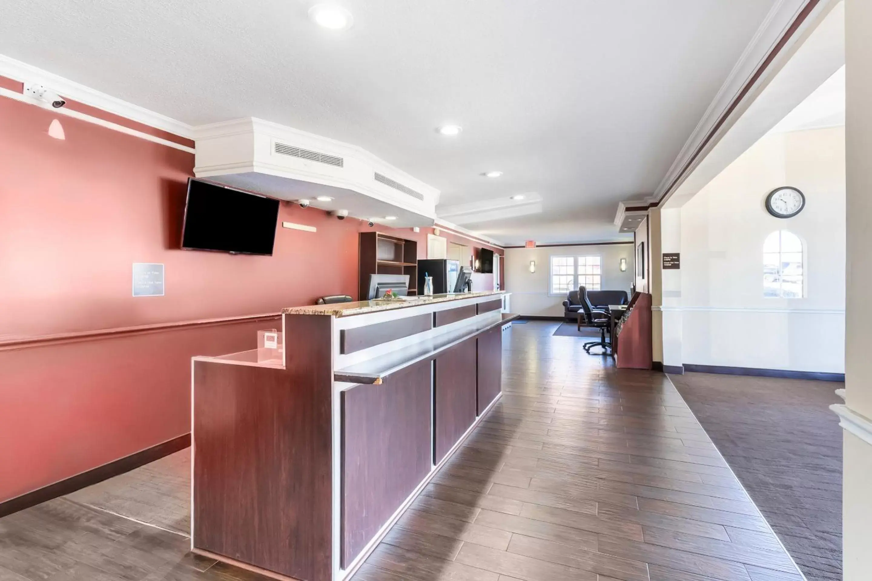 Lobby or reception, Kitchen/Kitchenette in OYO Hotel Tulsa N Sheridan Rd & Airport