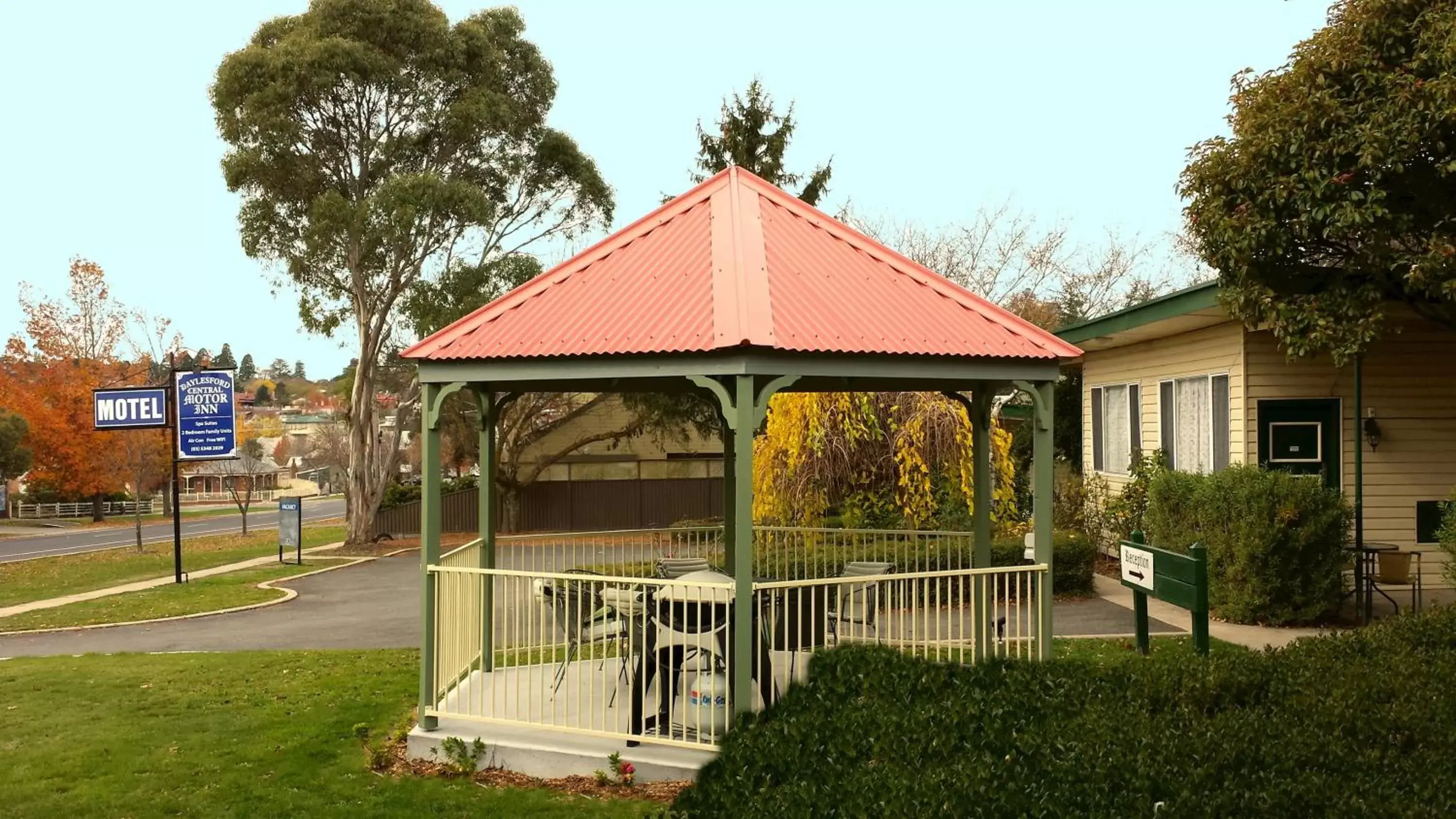 BBQ facilities, Property Building in Daylesford Central Motor Inn