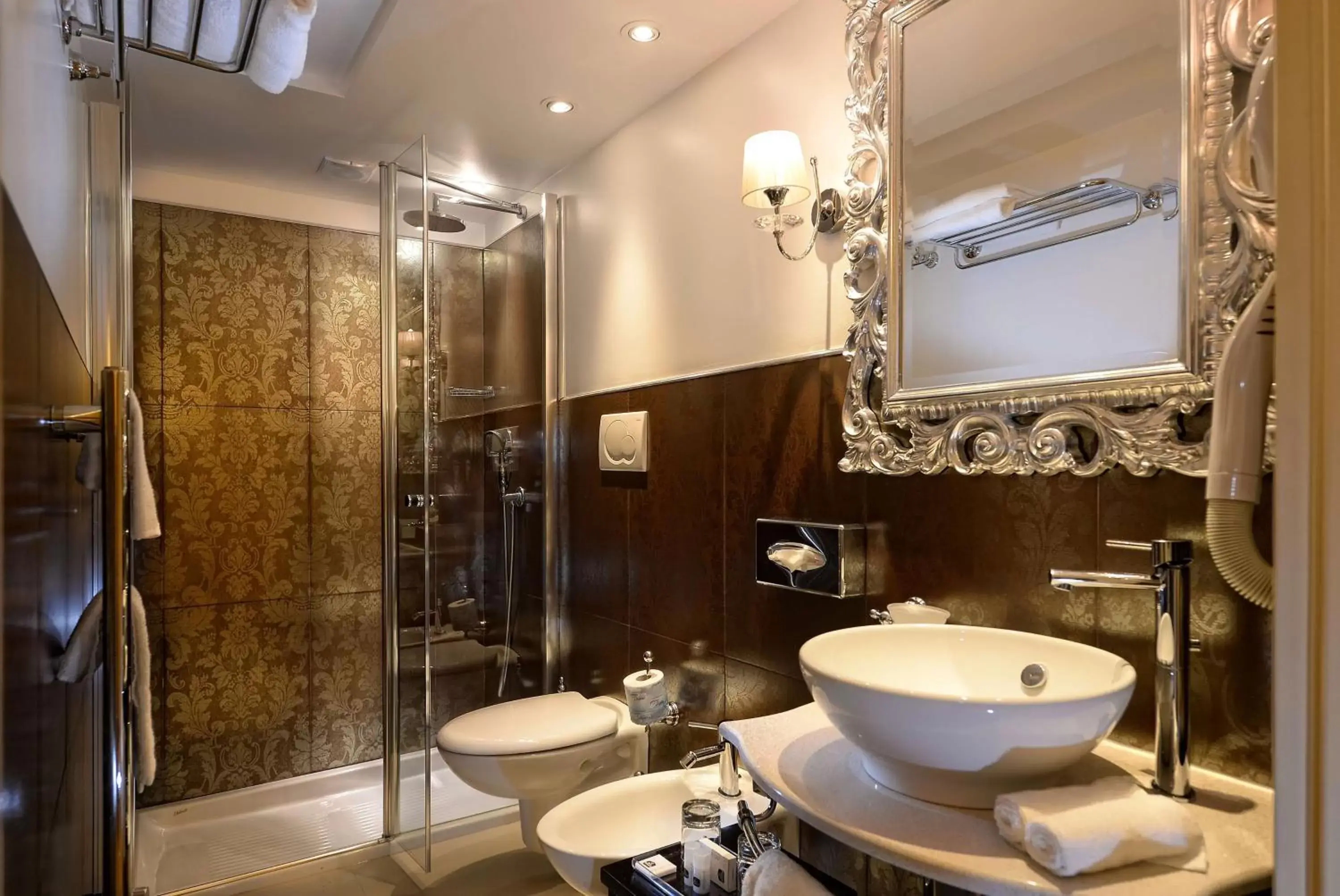 Bathroom in Hotel Olimpia Venice, BW Signature Collection