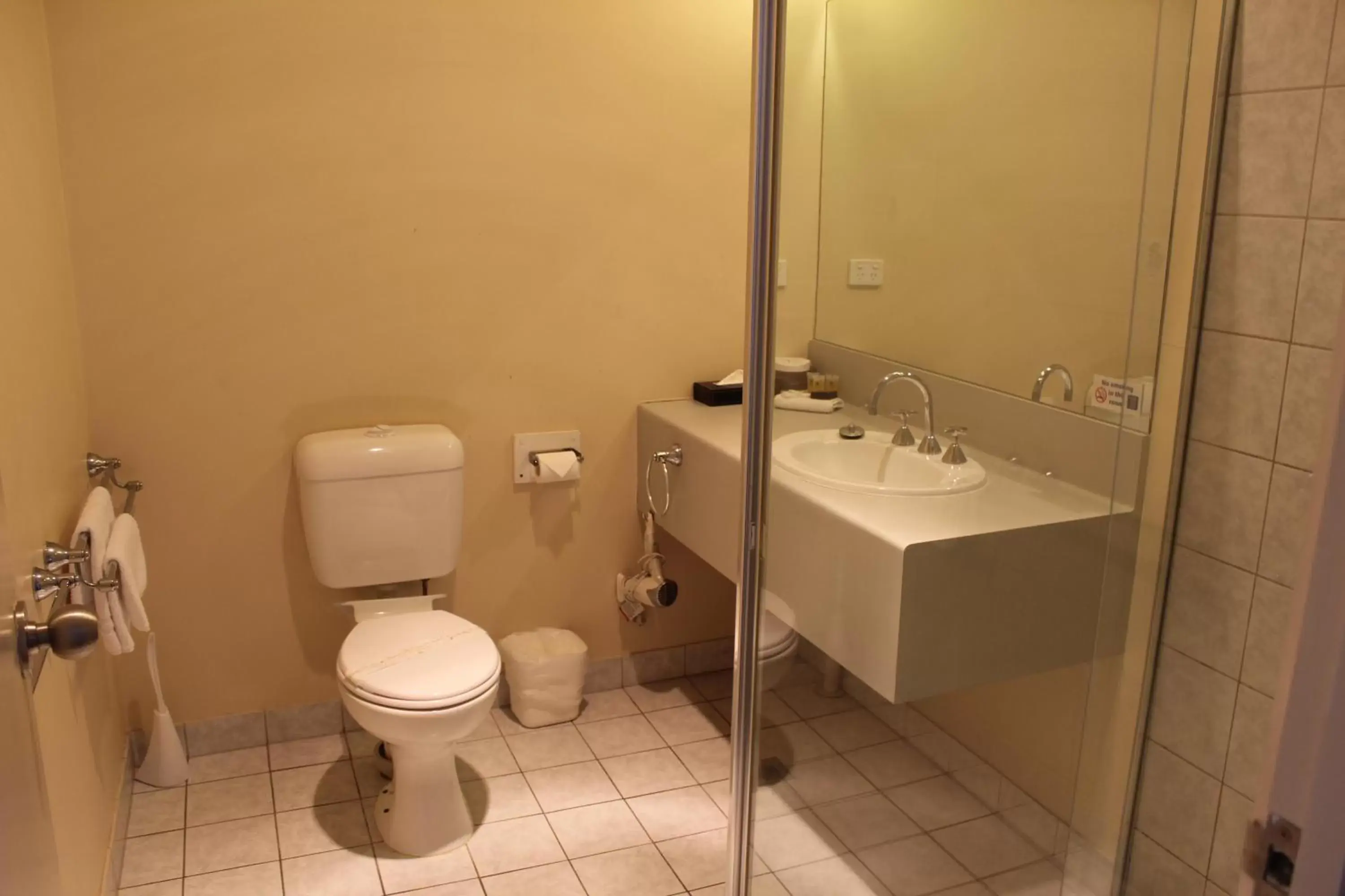 Bathroom in Hume Villa Motor Inn
