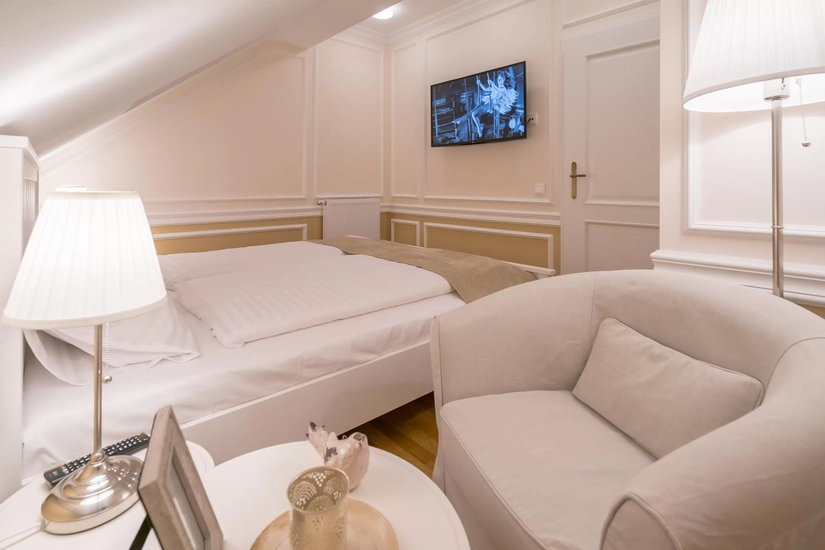 TV and multimedia, Bed in Revelton Suites Karlovy Vary