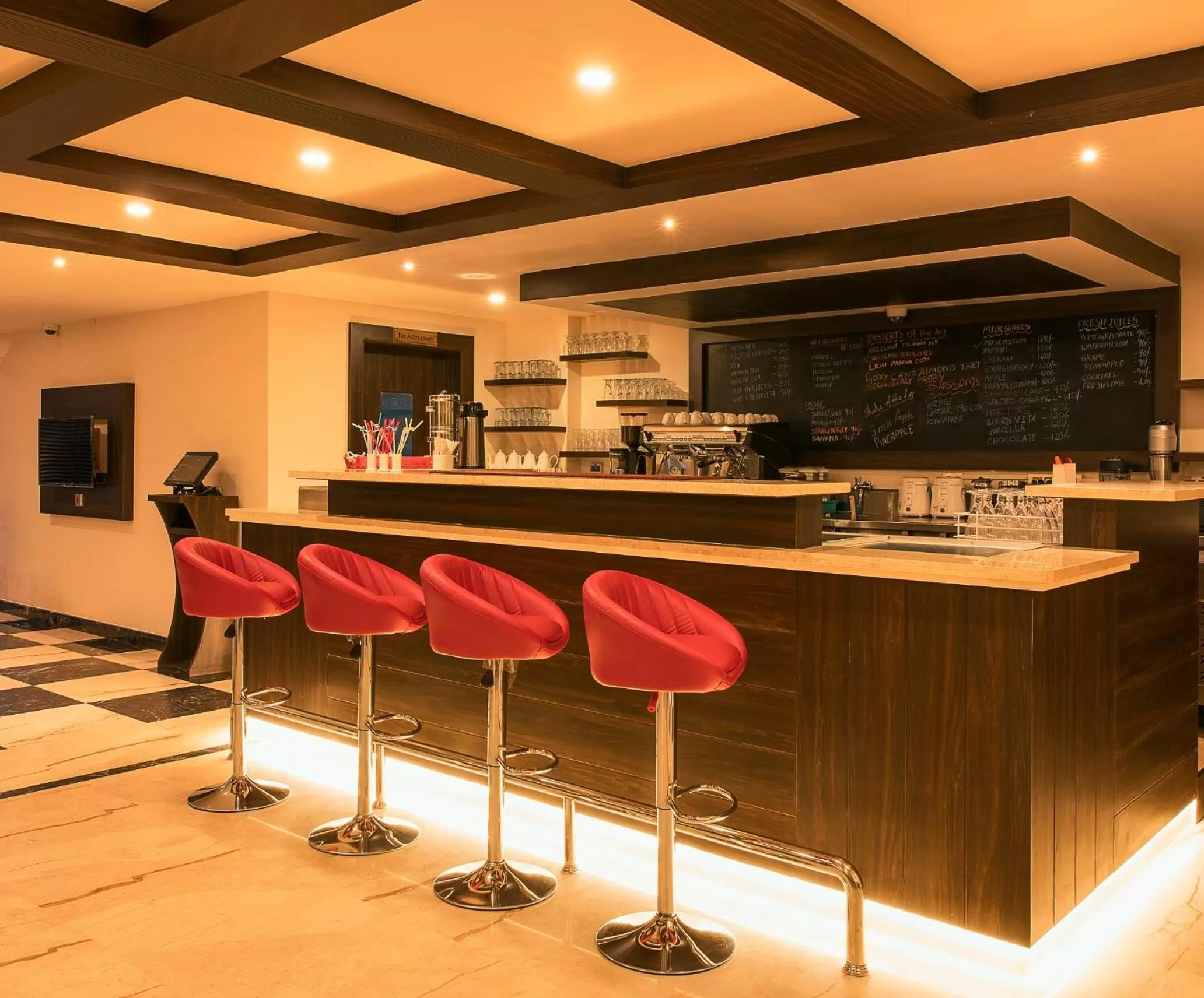 Restaurant/places to eat, Lounge/Bar in White Lotus Hotel