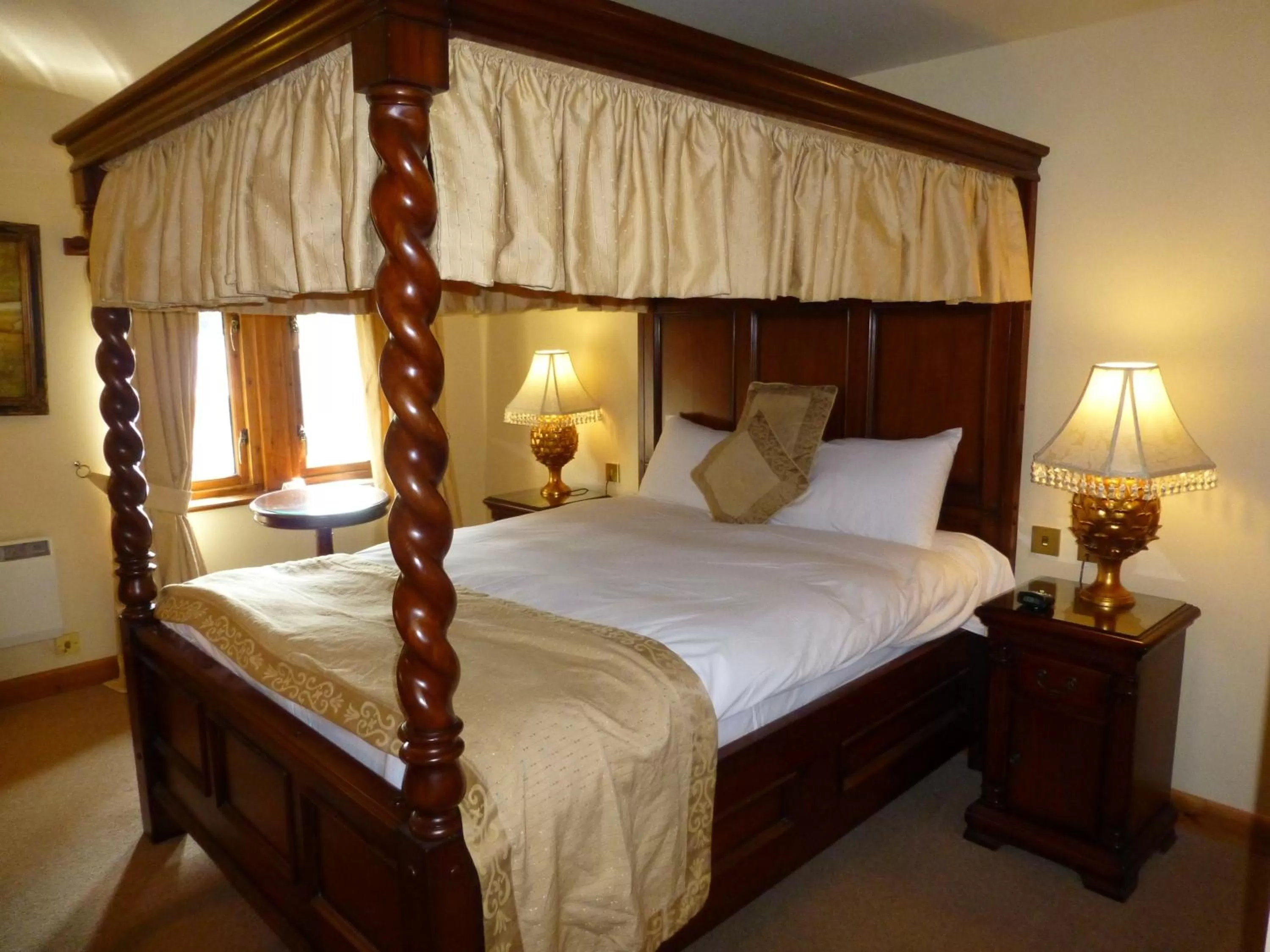 Bedroom, Bed in Camden Arms Hotel