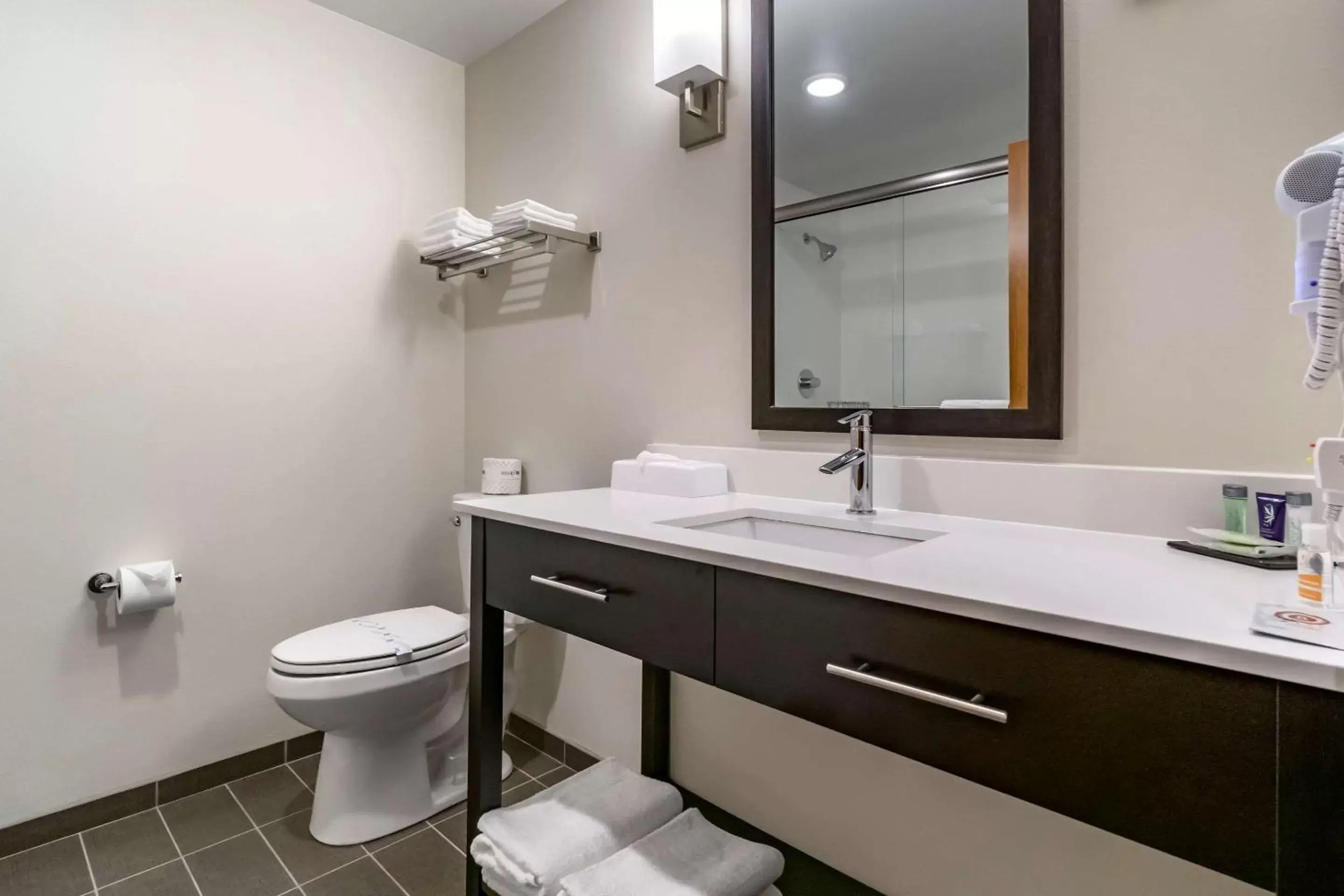 Bathroom in Sleep Inn & Suites Wenatchee-Leavenworth