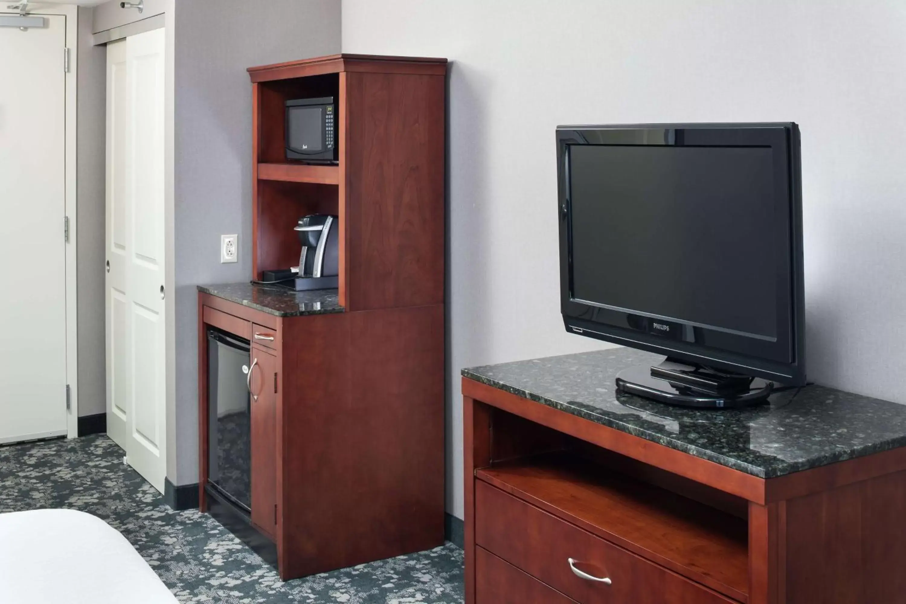 Bedroom, TV/Entertainment Center in Hilton Garden Inn Naperville/Warrenville