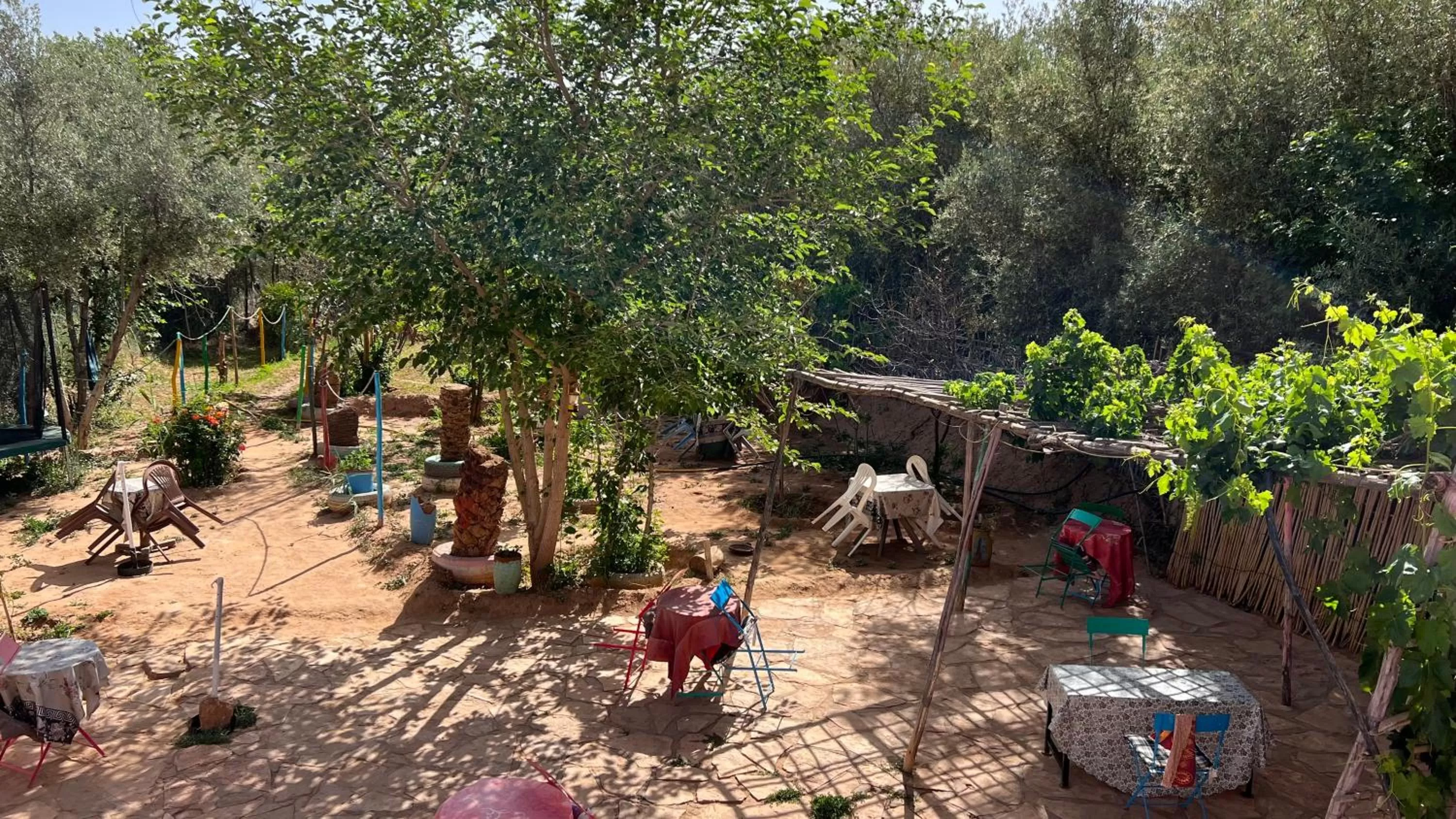 Garden view in Maison d'hôtes Retour Au Calme
