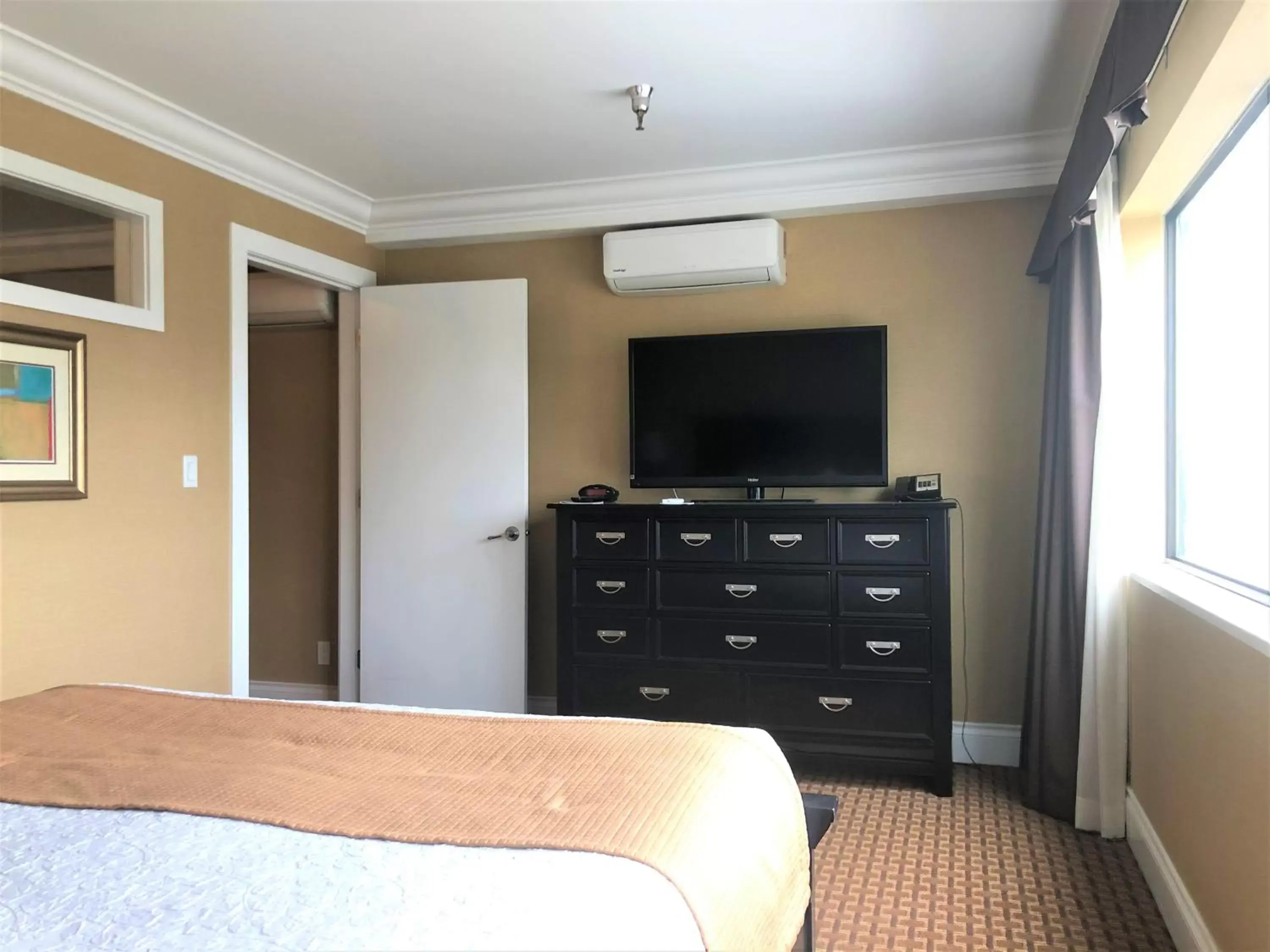 Bedroom, TV/Entertainment Center in Abercorn Hotel, Trademark Collection by Wyndham