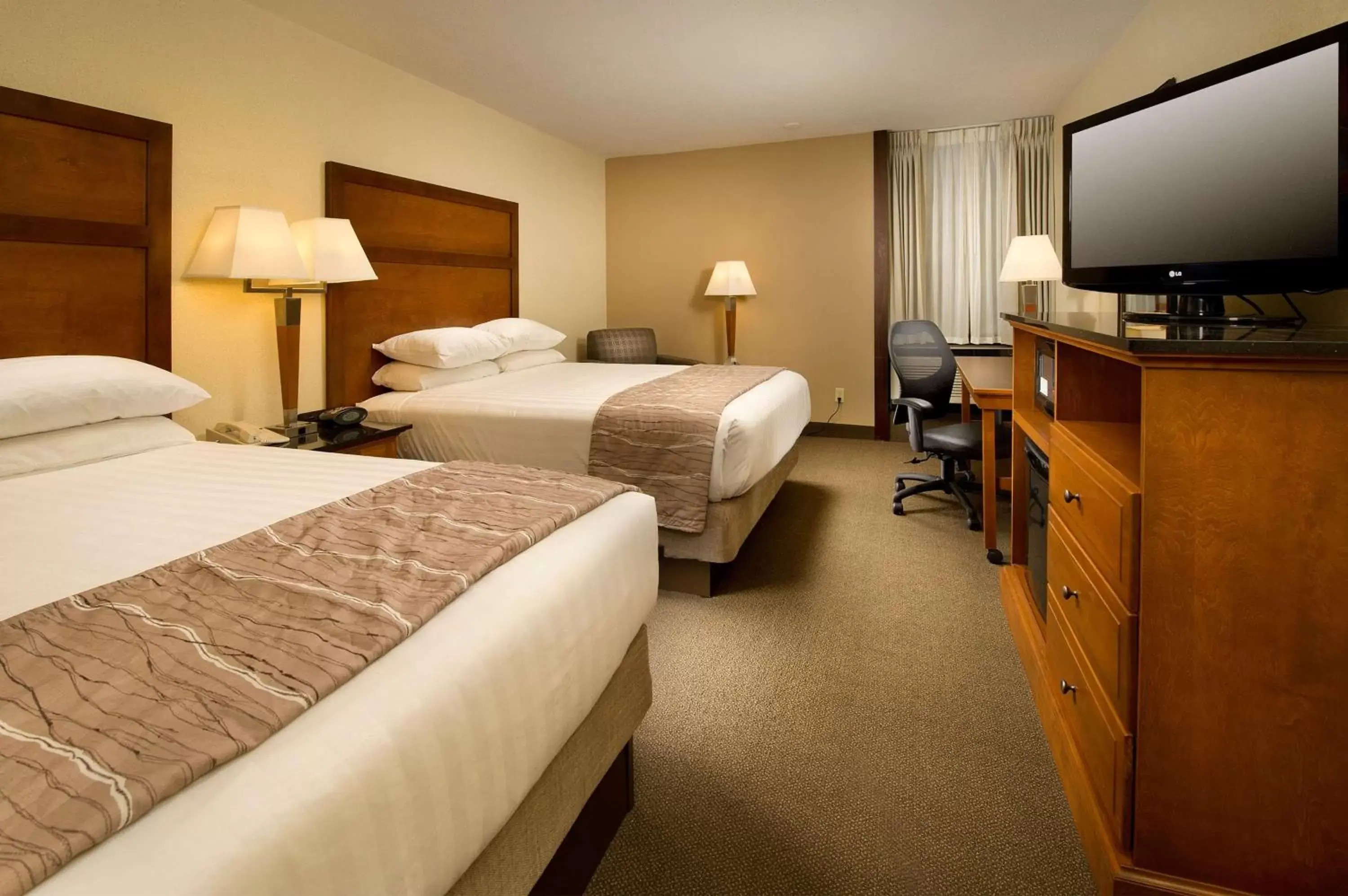 Photo of the whole room, Bed in Drury Inn & Suites Springfield