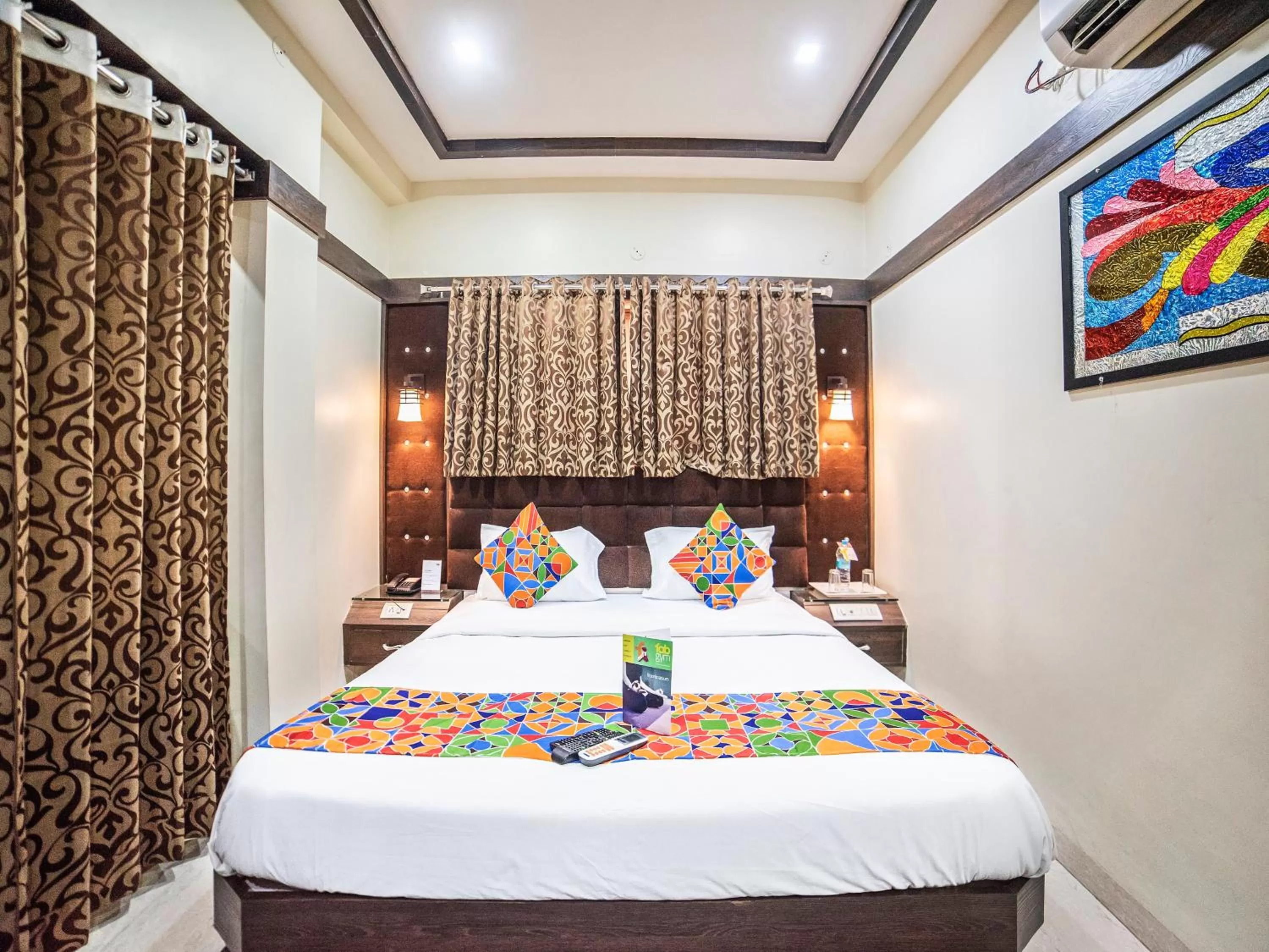 TV and multimedia, Bed in Fabhotel Santoor - Geeta Bhawan Square