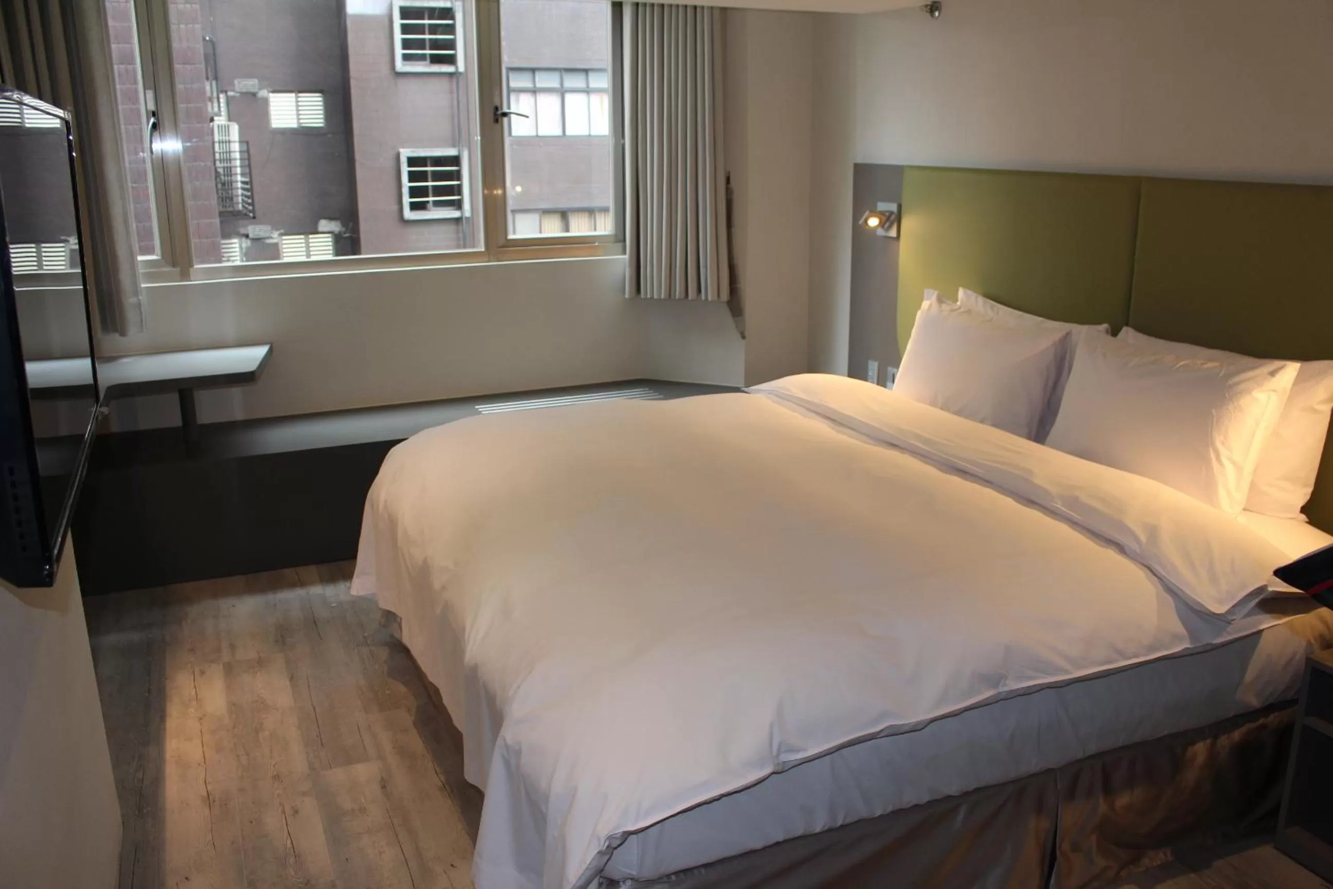 Photo of the whole room, Bed in Horizon Inn