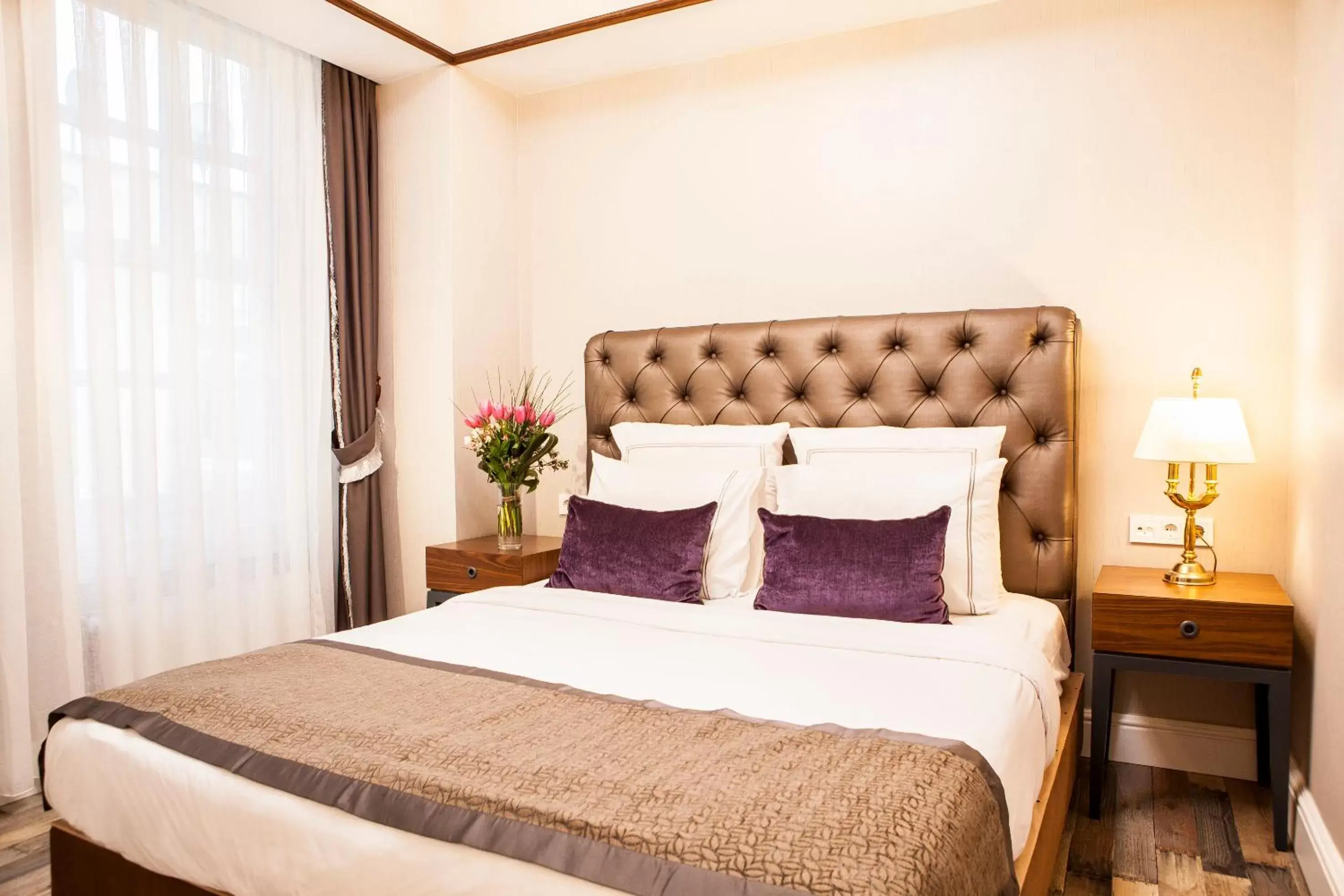 Bed in Meroddi Bagdatliyan Hotel